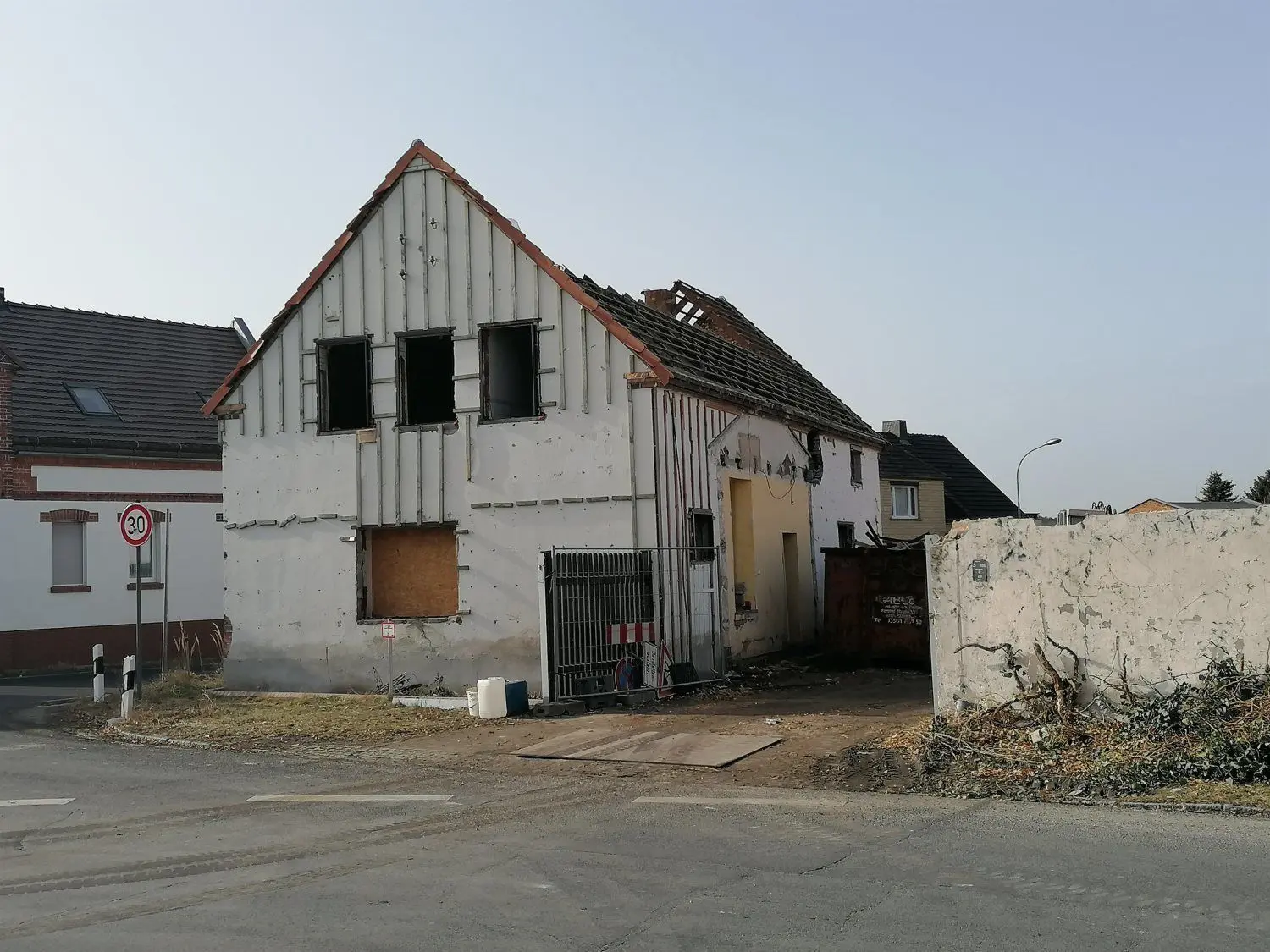 Eineinhalb Jahre nach dem Foto vor dem Hoftor: Demnächst wird das Wohnhaus plattgemacht für die neue, entschärfende Kurvenführung der Landesstraße 62.