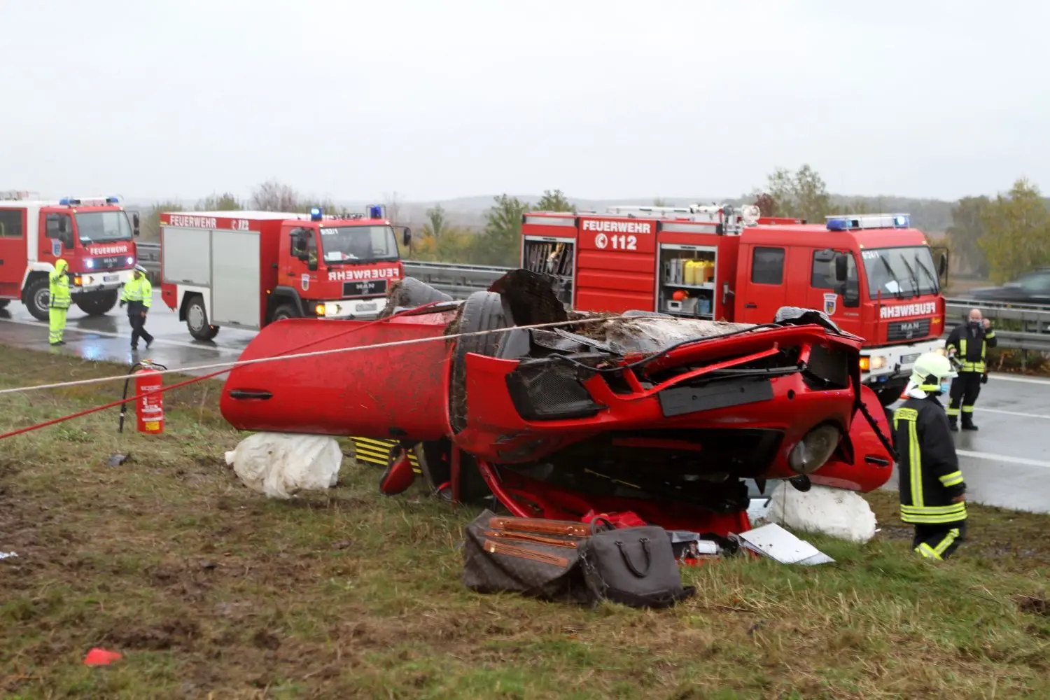 Ein schwerer Verkehrsunfall ereignete sich am Freitagnachmittag (30.10.2020) unmittelbar an der Landesgrenze Brandenburg / Sachsen der BAB13.