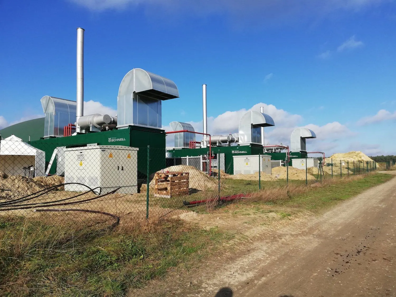 Verstärkung für die künftig bedarfsgerechte Stromerzeugung aus Biogas in Sembten (Gemeinde Schenkendöbern): Drei neue Blockheizkraftwerke mit einer elektrischen Leistung von jeweils 1562 Kilowatt (KW) werden ans Netz gebracht.