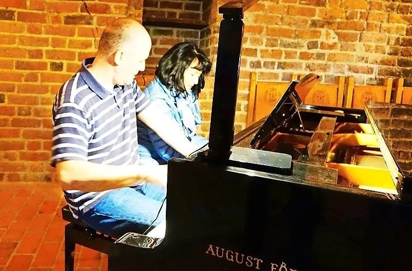 Christian Otto spielt vierhändig mit Ilona Schraps aus dem thüringischen Eisfeld am Klavier. ⇥