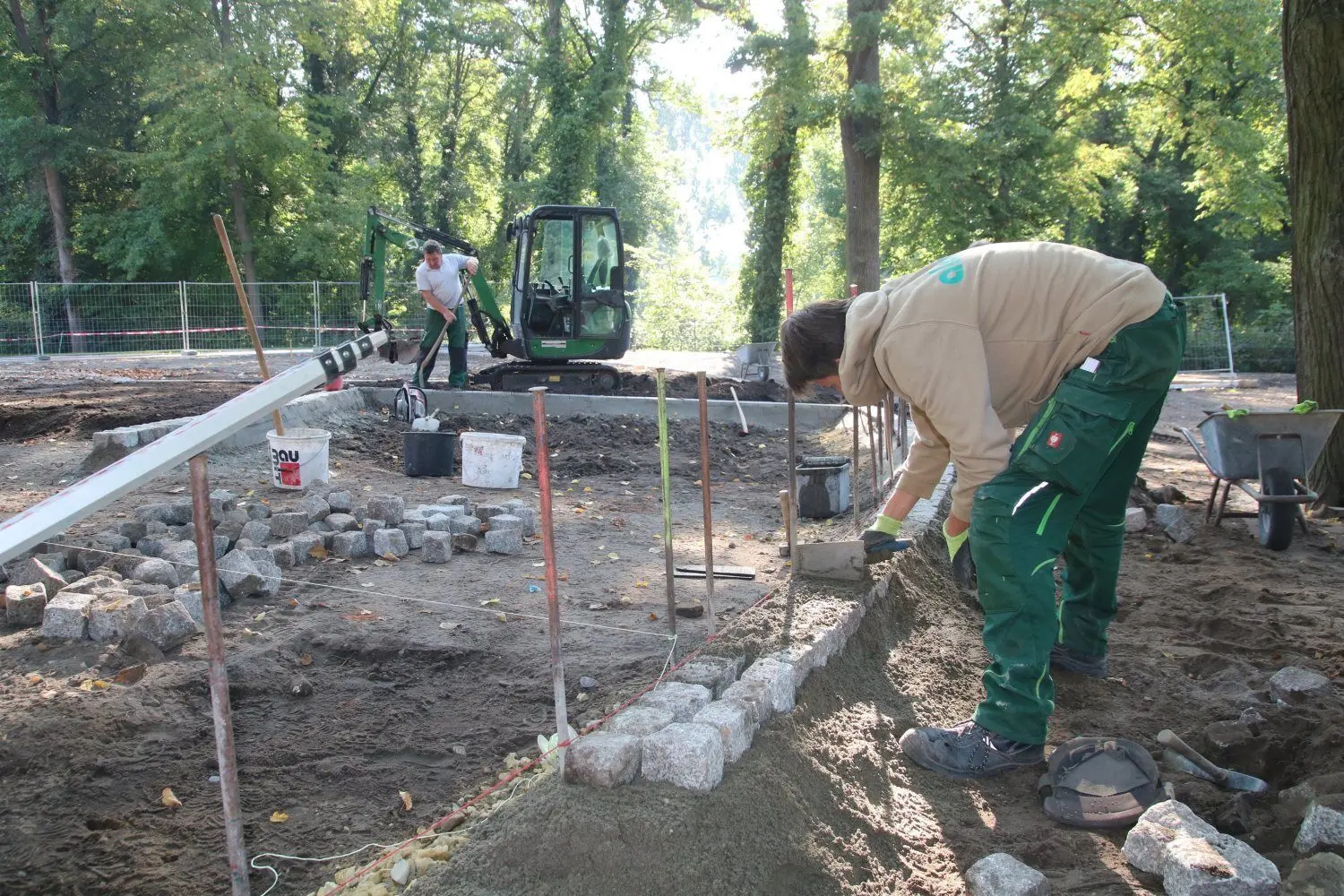 Mitarbeiter der Landschaftsbaufirma Alpina setzen die Pläne der Landschaftsarchitektin Gisela Altmann um.