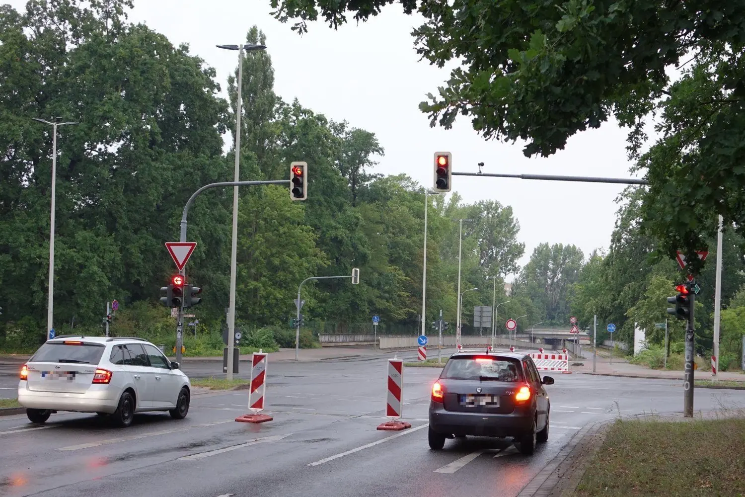 Autofahrer, die aus Richtung Forst oder Branitz kommen, müssen sich entscheiden: links oder rechts entlang. Die Unterführung in der Willy-Brandt-Straße ist bis Oktober gesperrt. Hier soll der Asphalt erneuert werden