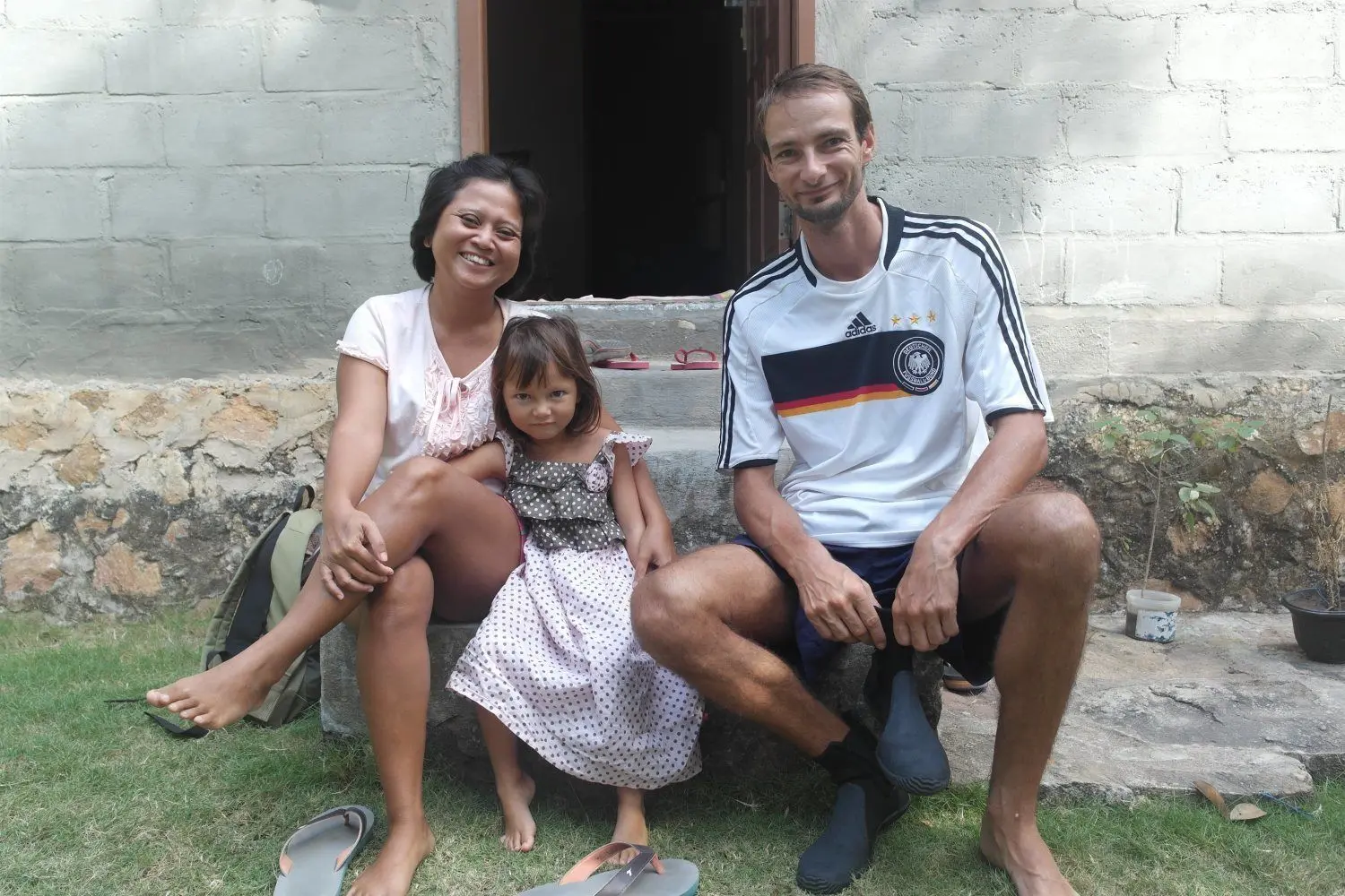 Die Kömpels 2017 vor ihrem Haus auf Kemujan, einer der beiden Hauptinseln Karimunjawas, in Indonesien. Hier war die Familie vorübergehend sesshaft geworden. Wäre da nicht eine weltweite Pandemie.