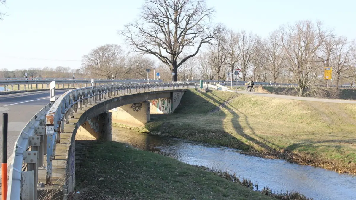 Die Krumme Brücke über die Schwarze Elster zwischen Hoyerswerda, Bergen und Seidewinkel soll einem Neubau weichen. Aber wie und wann?
Die Krumme Brücke zwischen Hoyerswerda, Bergen und Seidewinkel über die Schwarze Elster soll einem Neubau weichen. Aber wie und wann?