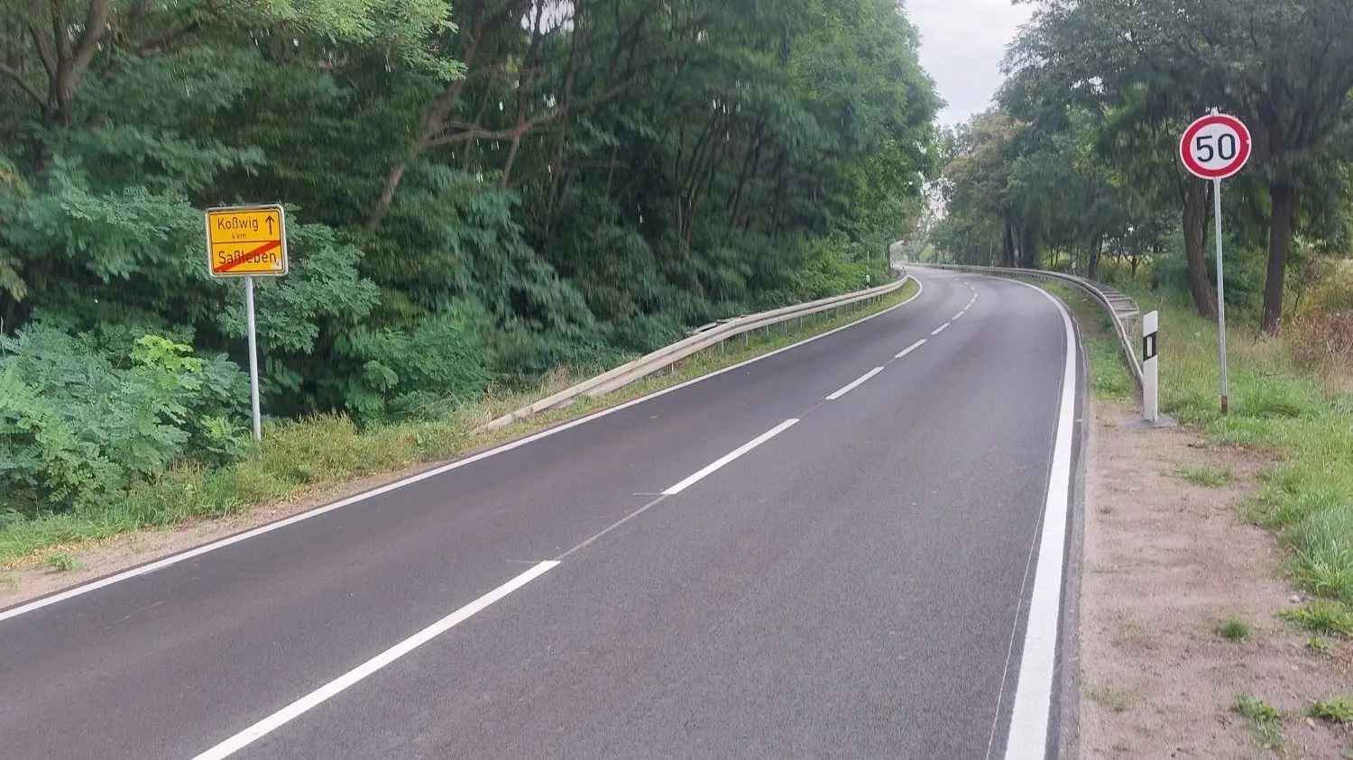 Am Ortsausgang Saßleben steht seit neun Wochen eins von vielen Tempo-50-Schildern auf einer völlig neu sanierten Straße - der L 54.