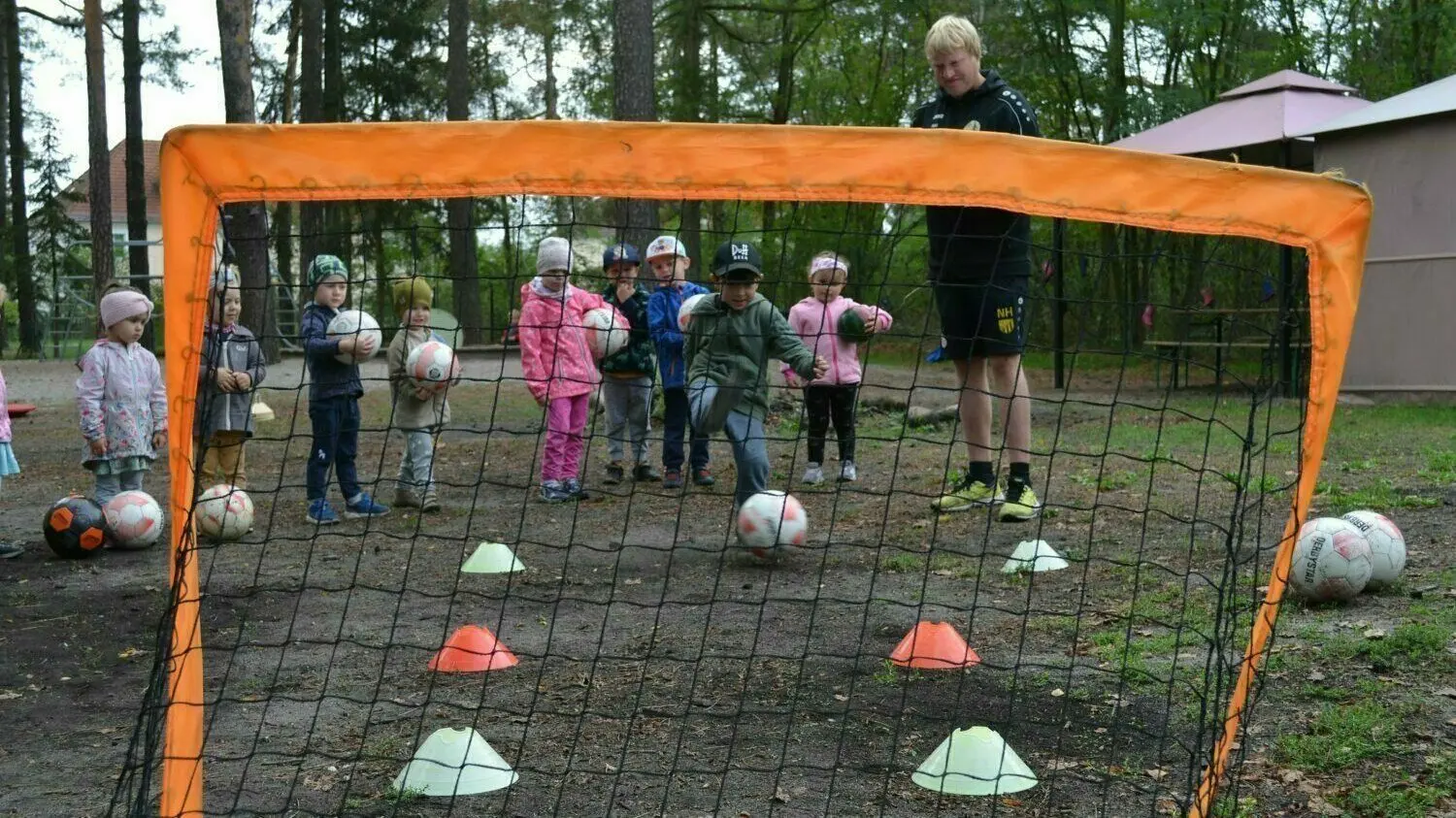 Das Runde muss auch beim Kita-Schnuppertraining ins Eckige: Trainer Nils Hoffmann leitet die Kinder der Laubuscher Einrichtung an.