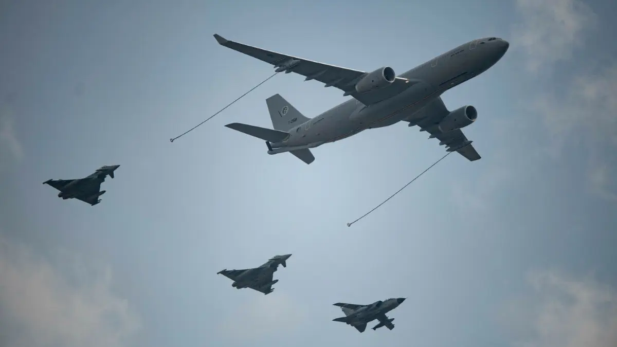 Bei der ILA 2022 Berlin gibt es auch heute wieder zahlreiche Flugshows. Programm für Samstag und Sonntag, Termin, Tickets, Anreise - hier gibt es alle Infos zur ILA 2022.
25.06.2022, Brandenburg, Schönefeld: Das Tankflugzeug Airbus A310 MRTT fliegt auf der Internationalen Luft- und Raumfahrtausstellung (ILA) vor einem Tornado und zwei Eurofighter Typhoon. Die Luftfahrtausstellung auf dem Flughafen Schönefeld ist vom 22.06. - 26.06.2022 geöffnet. Foto: Fabian Sommer/dpa +++ dpa-Bildfunk +++