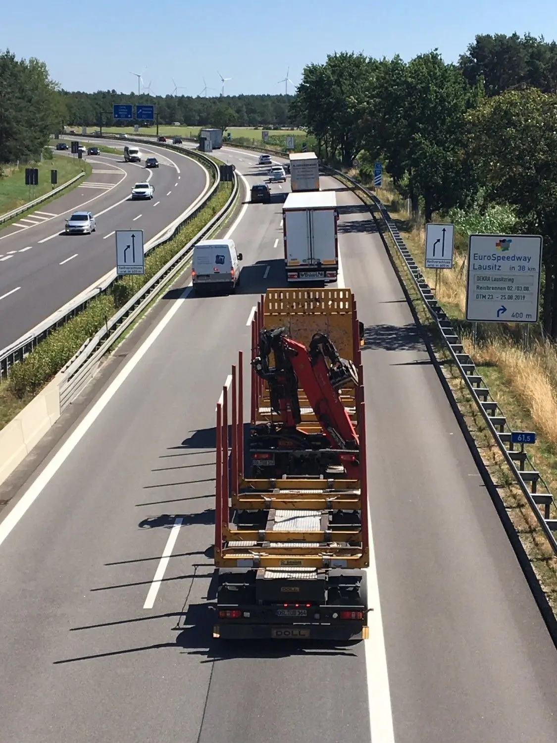 Blick von der Autobahnbrücke zwischen Klein und Groß Beuchow am Spreewald-Dreieck in Fahrtrichtung Cottbus und Dresden. Ein Laster reiht sich an den anderen, bevor die Fahrbahn einspurig wird.