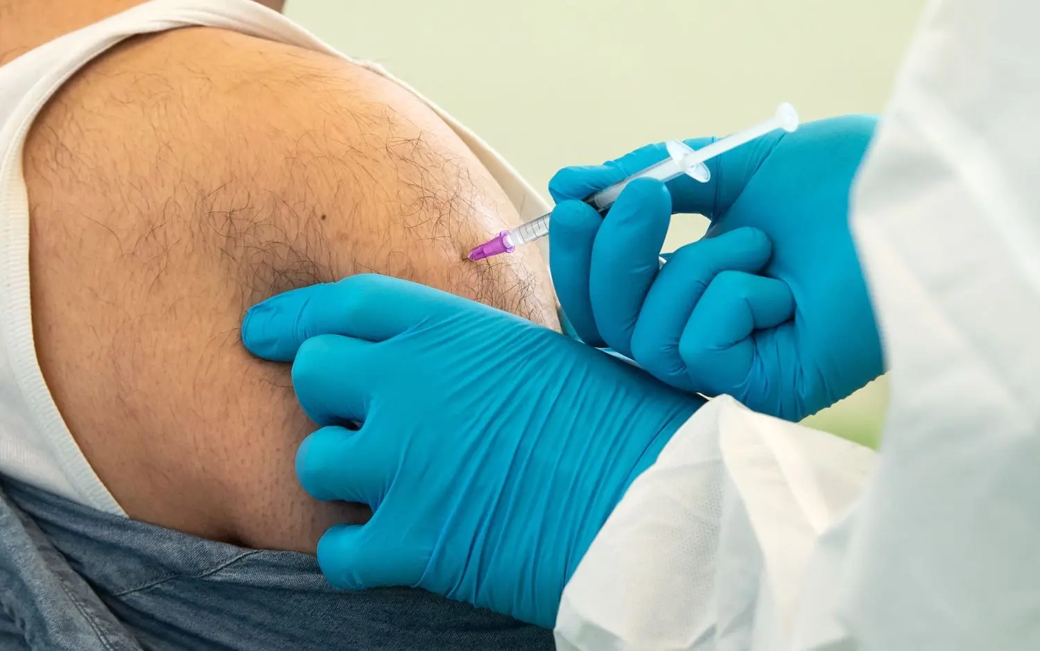 Ein Arzt führt in Berlin eine Impfung mit der Vakzine von Johnson & Johnson durch. Der Impfstoff muss nur einmal verabreicht werden und kommt vor allem für schwer erreichbare soziale Gruppen zum Einsatz.