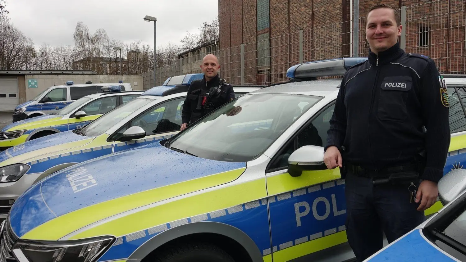 Polizeihauptkommissar Robin Lieske und Polizeimeister Toni Luithardt sind für die Verfolgung eines Autodiebs in den eiskalten Romanikteich bei Uhyst marschiert.