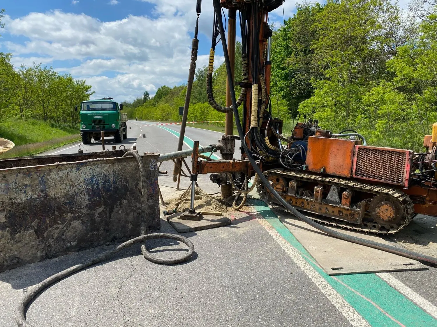 Mit dieser Bohrtechnik wird derzeit auf der B 169 bei Sedlitz gearbeitet.