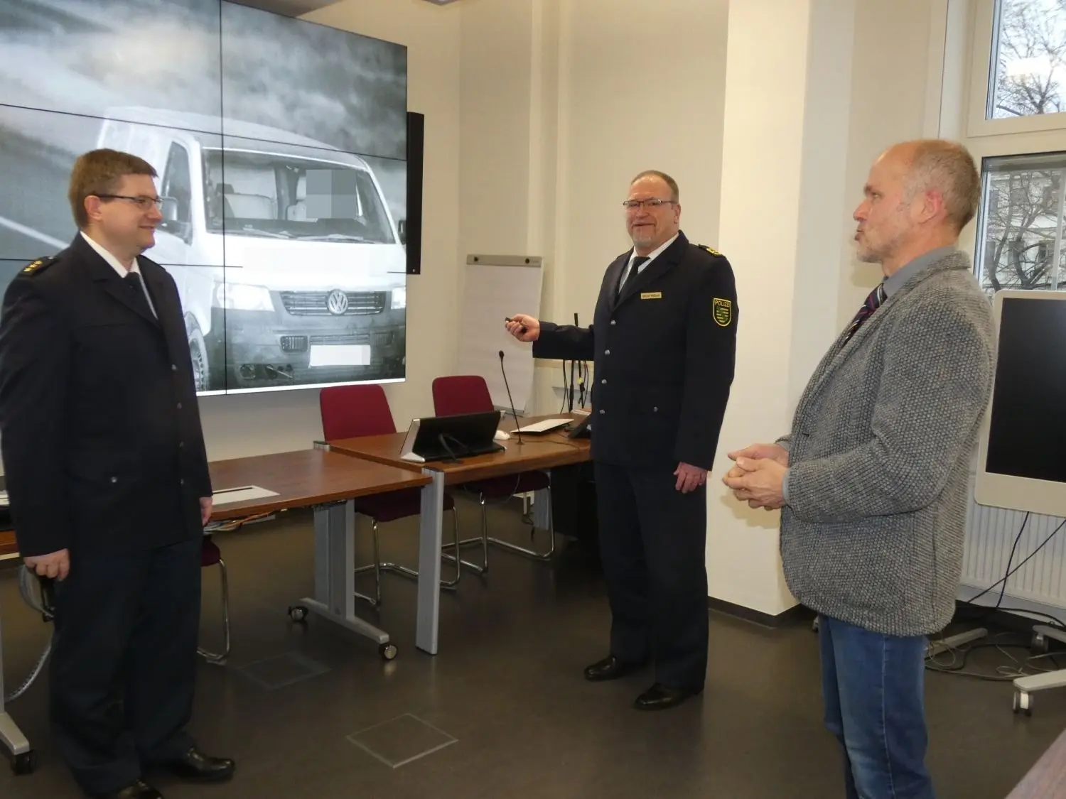 Grund zur Freude: Soko-Leiter Martin Reiner (re.) präsentiert seinen Vorgesetzten Daniel Mende (li.) und Manfred Weißbach (mi.) den jüngsten Fahndungserfolg.