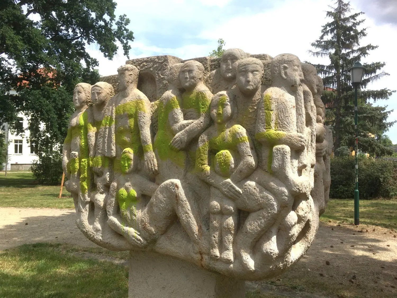 Jürgen von Woyskis „Glückliche Stadt“ im Woyski-Park in der Altstadt ist kürzlich beschmiert worden. Dort stehen die Werke des zweiten Bildhauersymposiums aus dem Jahr 1977.