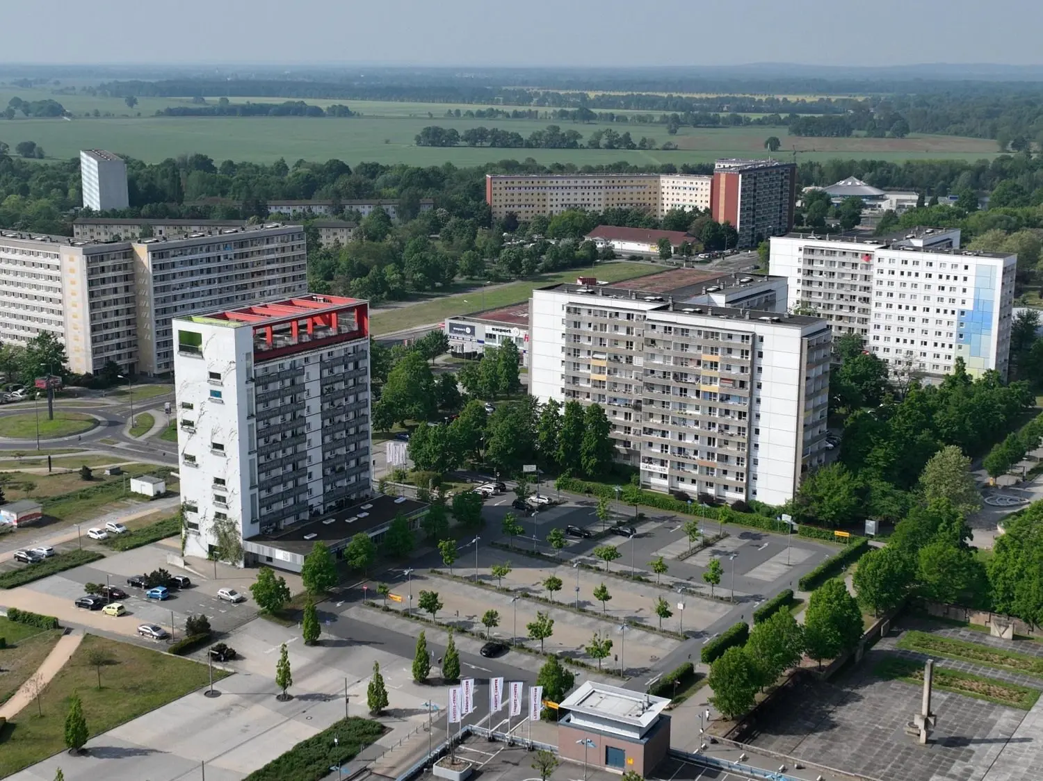 Diese Luftaufnahme zeigt Wohnblöcke im Stadtzentrum von Hoyerswerda. Hier wurden vor 20 Jahren viele Wohnungen abgerissen. Architekten raten für die künftige Stadtplanung, die Neustadt als Ganzes kompakt zu gestalten und nicht zu stark zu zersiedeln.