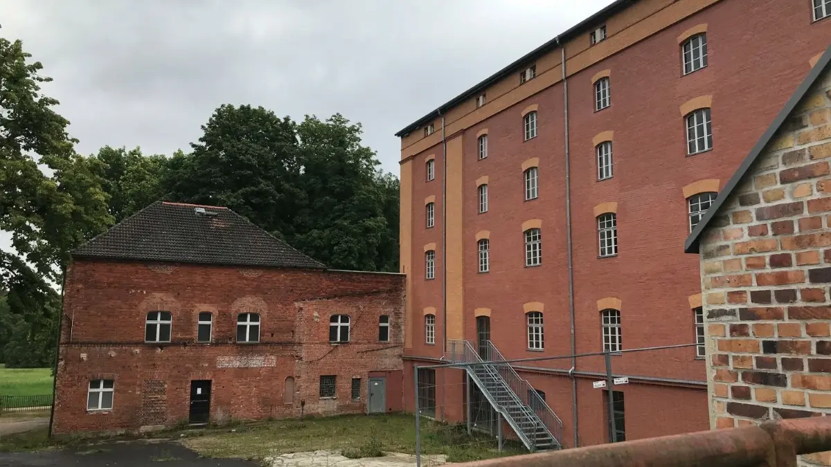 Der Niederländische Hof fällt im Gegensatz zur Fassade der Brauerei in Bad Muskau deutlich ab. Noch! An der ehemaligen gastronomischen Einrichtung sollen im September die Bauarbeiten beginnen.
Der Niederländische Hof fällt im Gegensatz zur Fassade der Brauerei deutlich ab. An der ehemaligen gastronomischen Einrichtung sollen im September die Bauarbeiten beginnen.