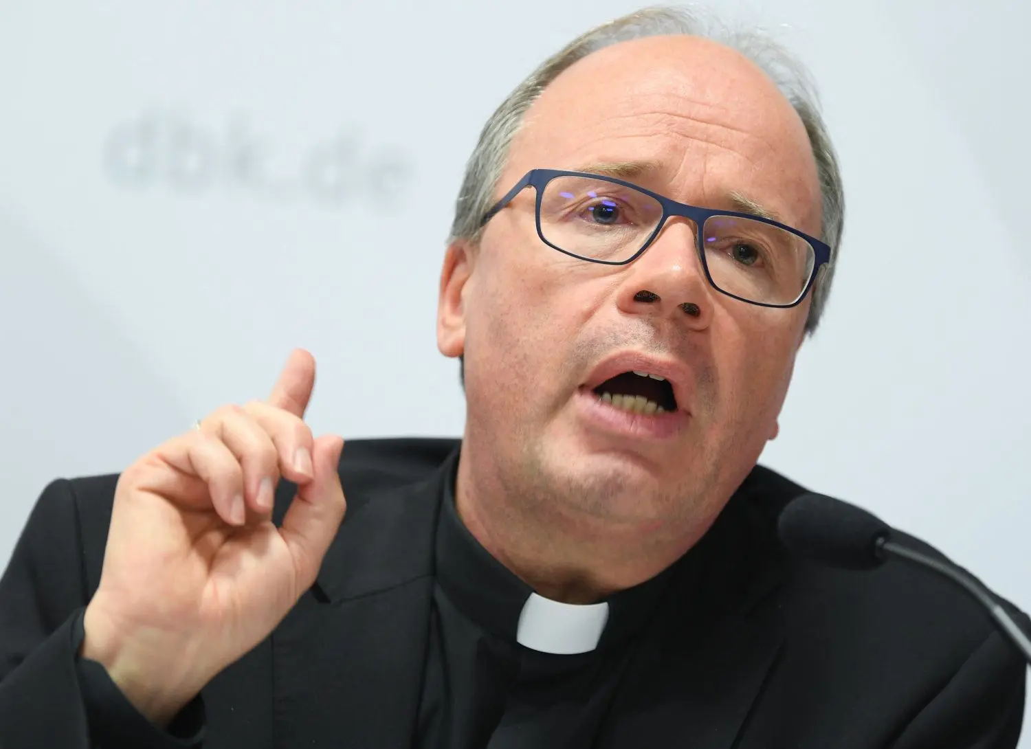 Bischof Stephan Ackermann fordert, populistische Parolen im Blick zu behalten.