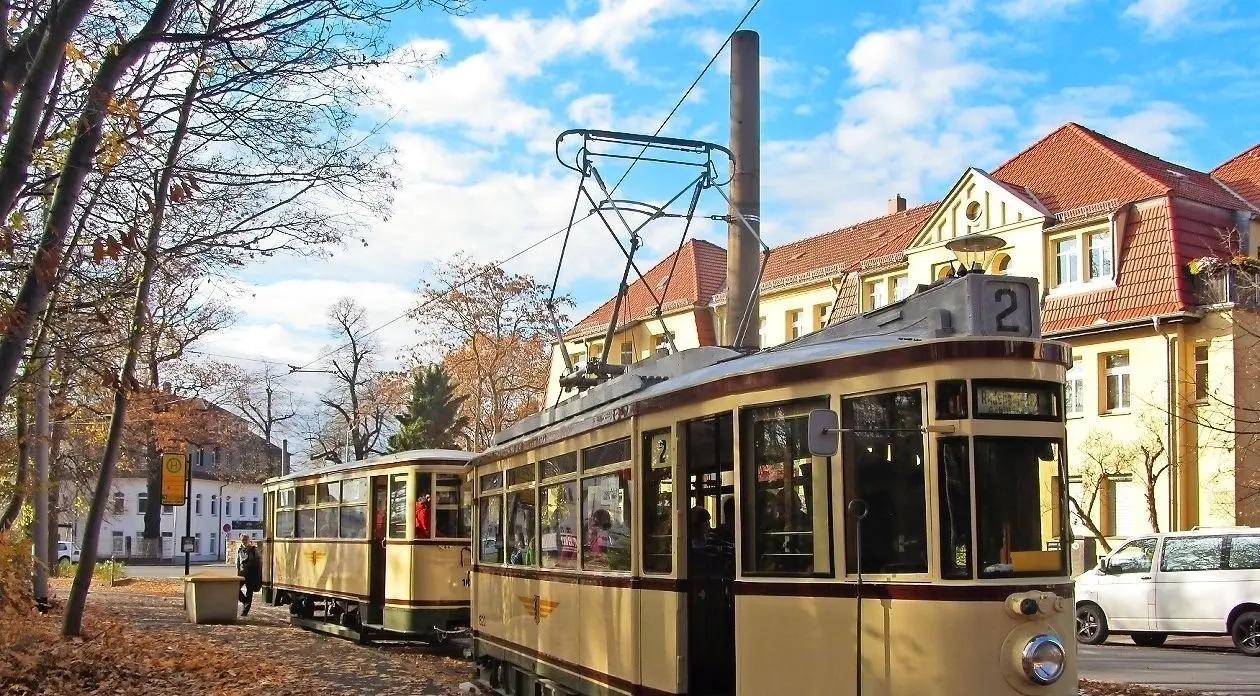 Der Kleine Hechtwagen mit der Nummer 1820 mit Beiwagen als Museumszug auf einer Sonderfahrt am Endpunkt Radebeul- Ost.
