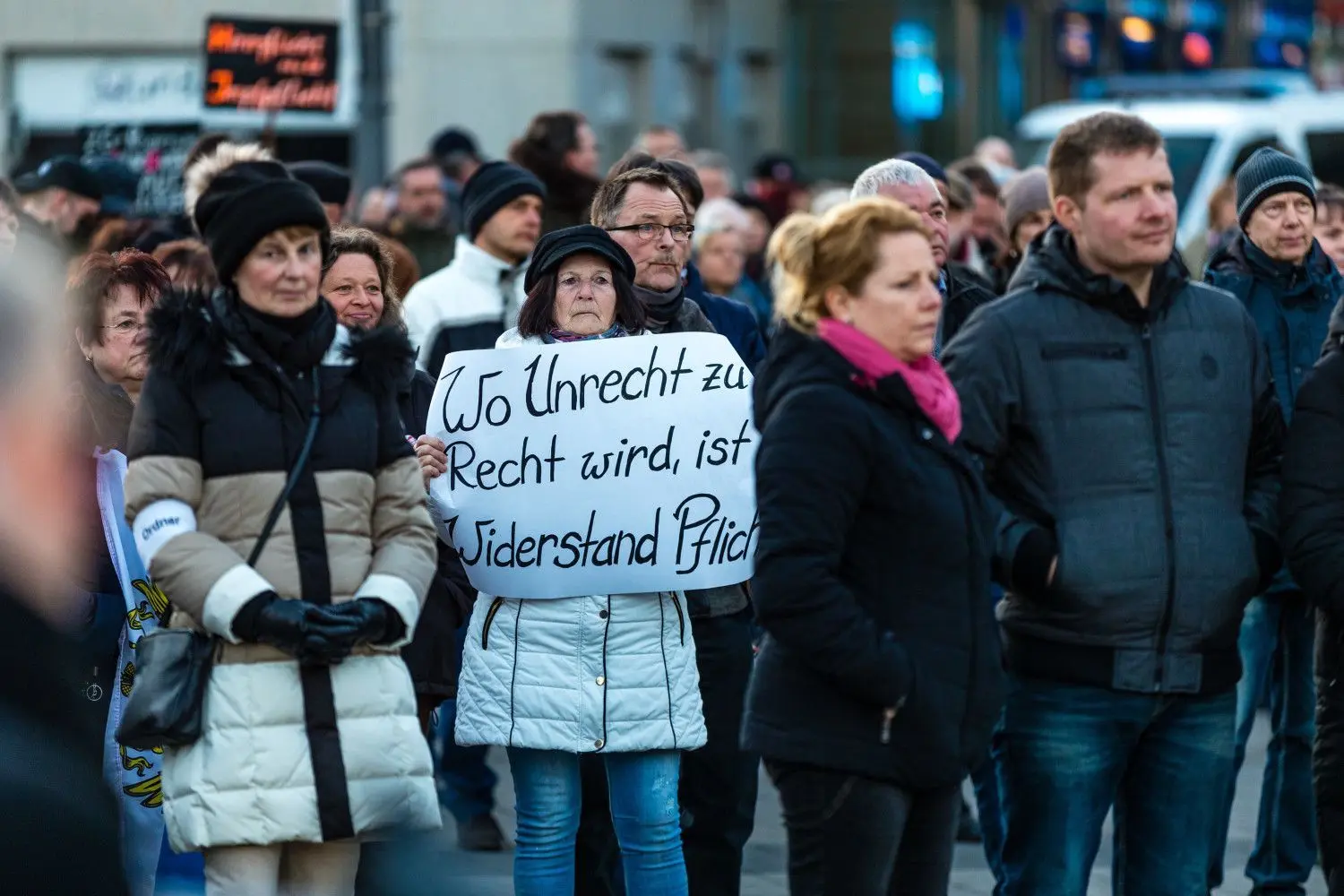 Der jüngsten Kundgebung der AfD in Cottbus für „Einigkeit und Recht und Freiheit“ folgen etwa 700 Teilnehmer.