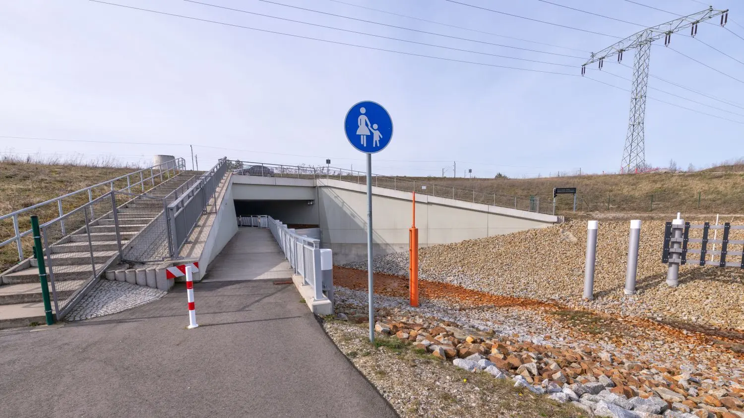 Der Ilsekanal unweit von Sedlitz verläuft teilweise unter der B 96. Hier hindurch führt ein Teil der Radweg-Umleitungsstrecke.