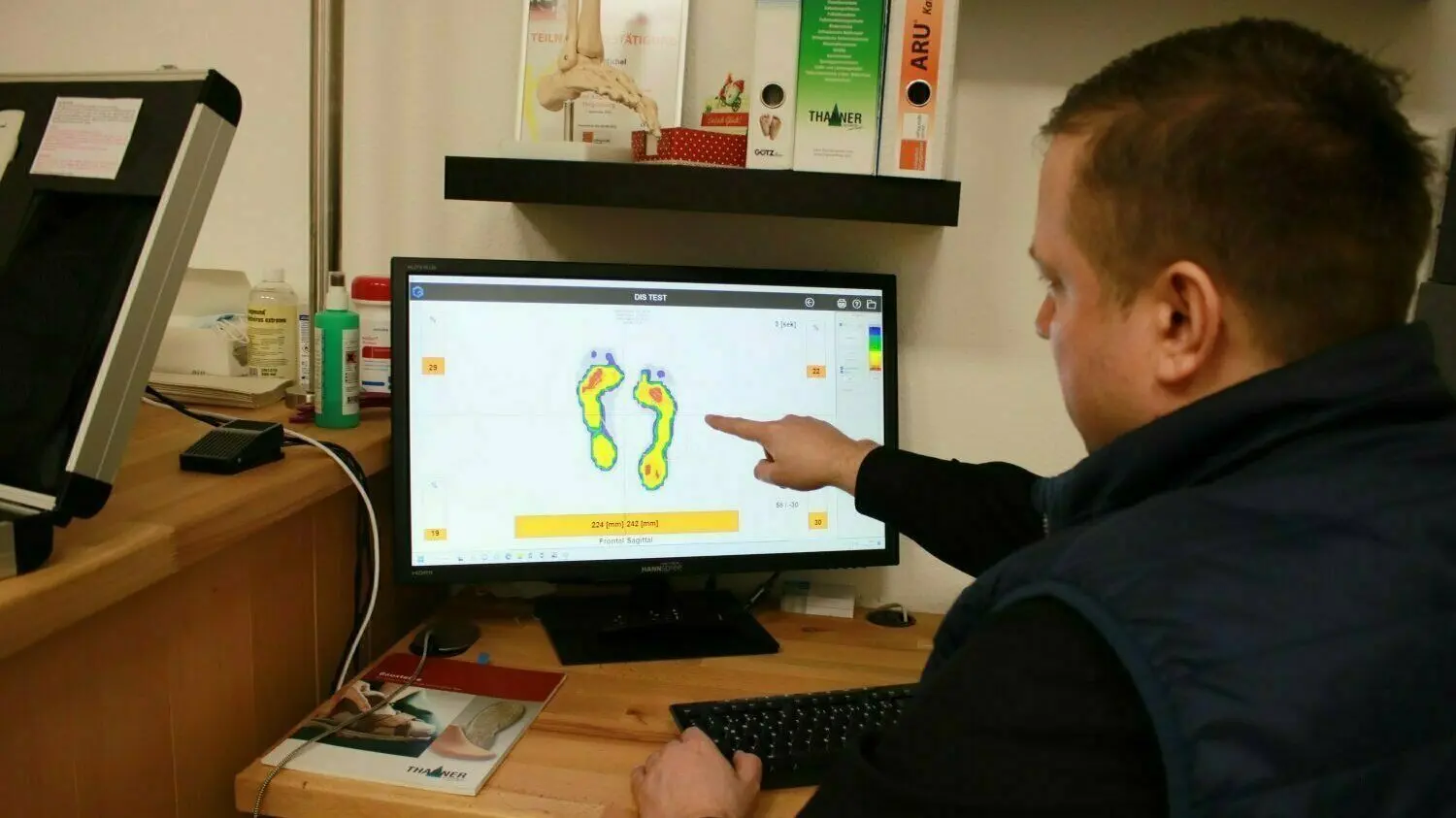 Ebenfalls am Computer kann Martin Michel die Druckverteilung am Fuß erfassen.