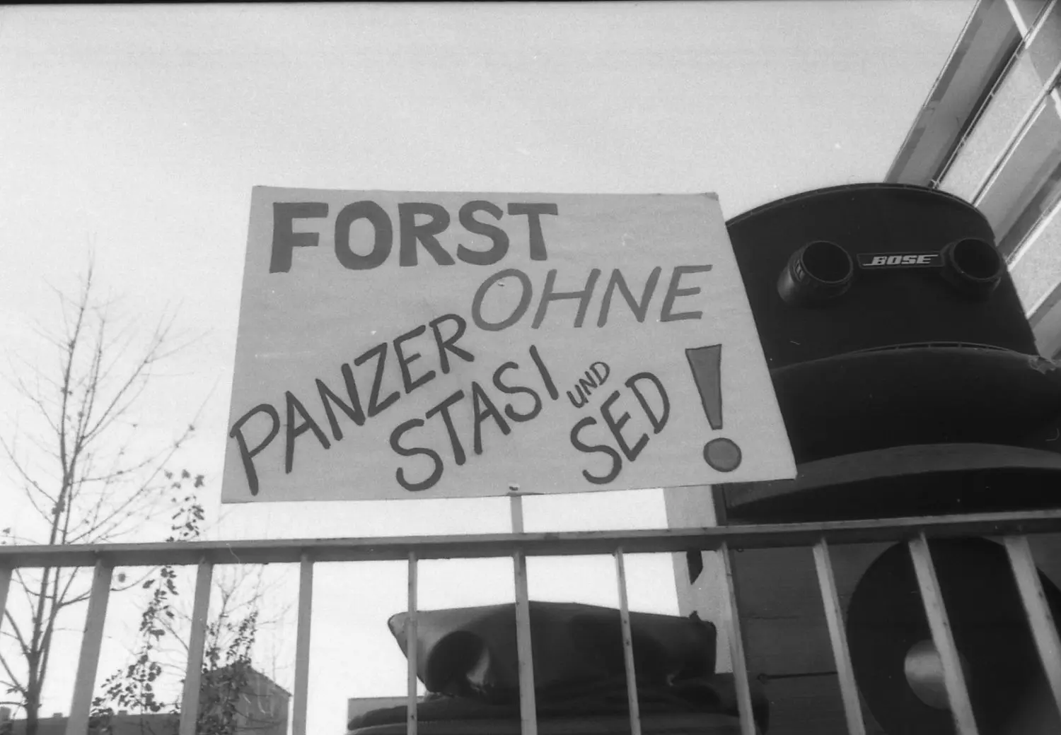 Demonstration zum Tag der Menschenrechte am 10. Dezember 1989 in Forst. Schlusskundgebung am Friedrichplatz.