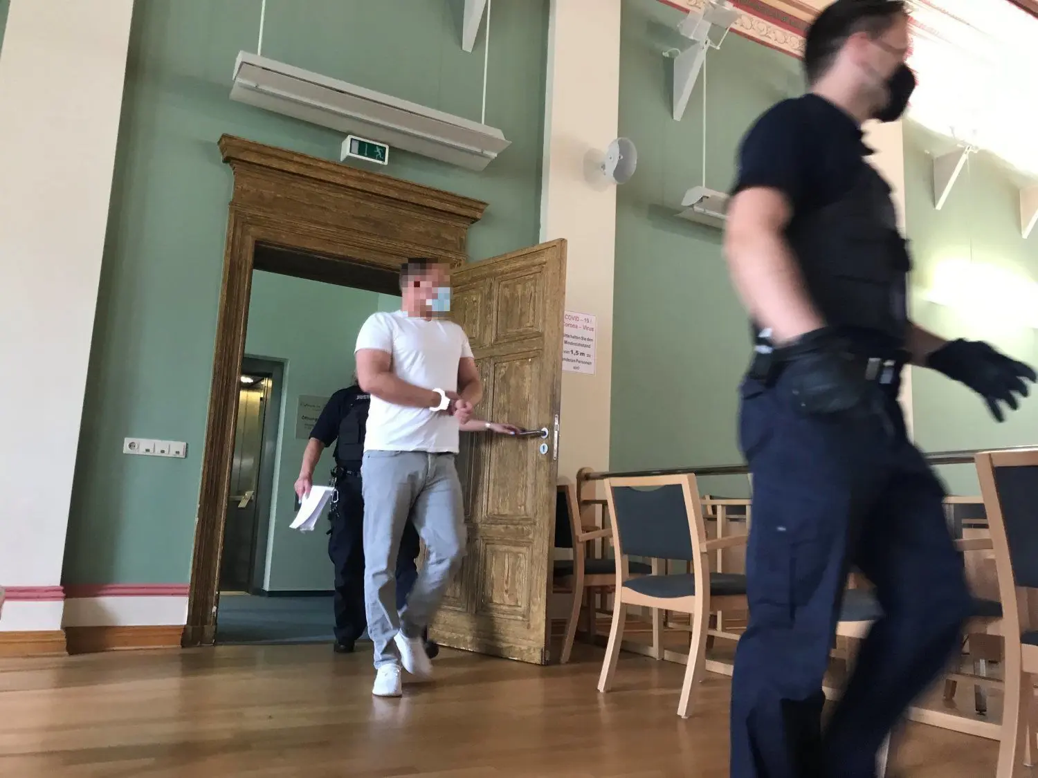 In Handschellen wird der Angeklagte am Montag in den Saal des Cottbuser Landgerichtes geführt.
