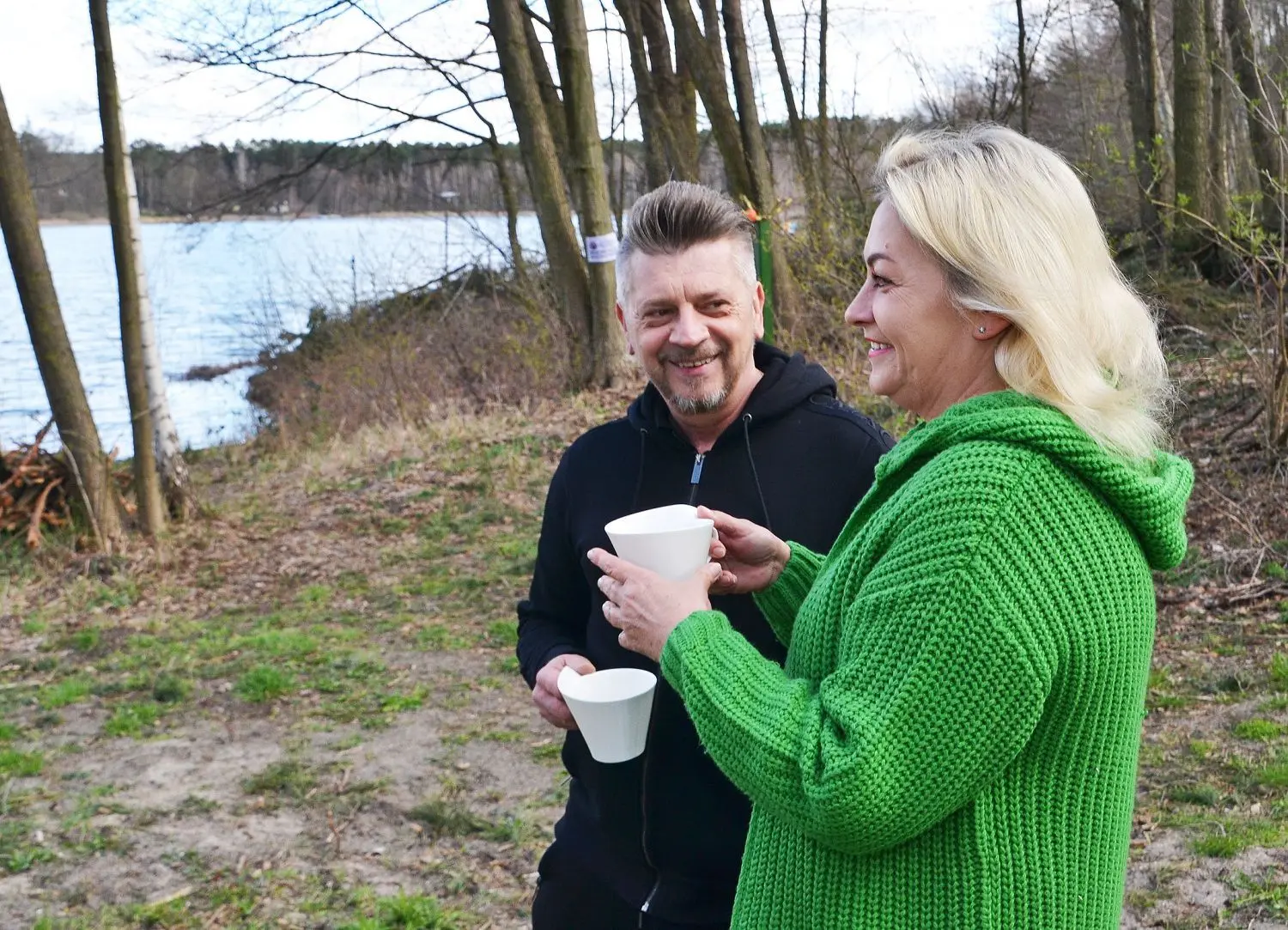Dauercamper Dorota und Marius Kempa am Duelowitzer See. Sie genießen ihren Morgenkaffee am Wasser.