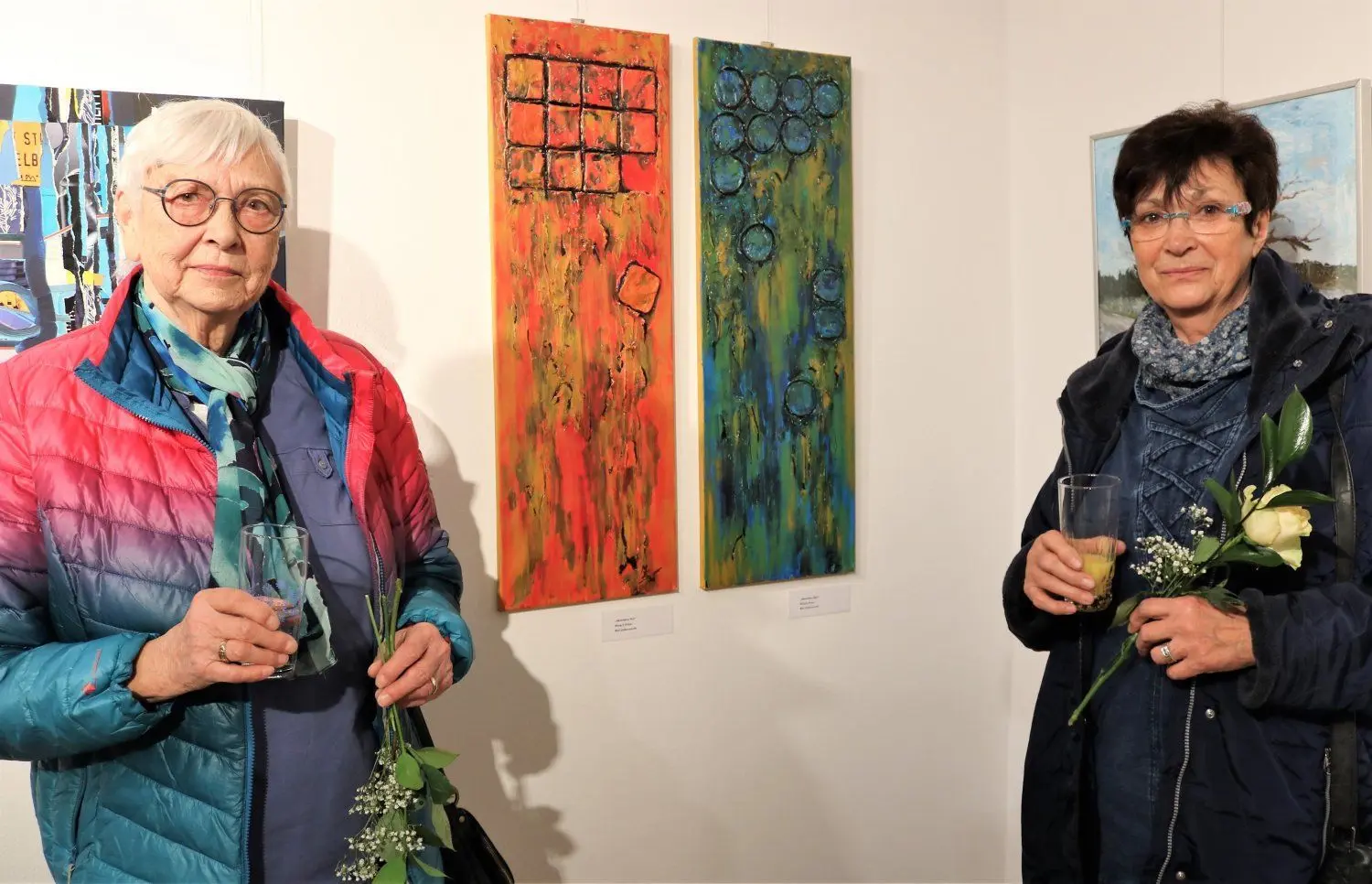 Die Schwestern Brigitte Polter (links) und Margit Eulzer waren bei allen Ausstellungen dabei, Elbe-Elster Amateurkunstausstellung