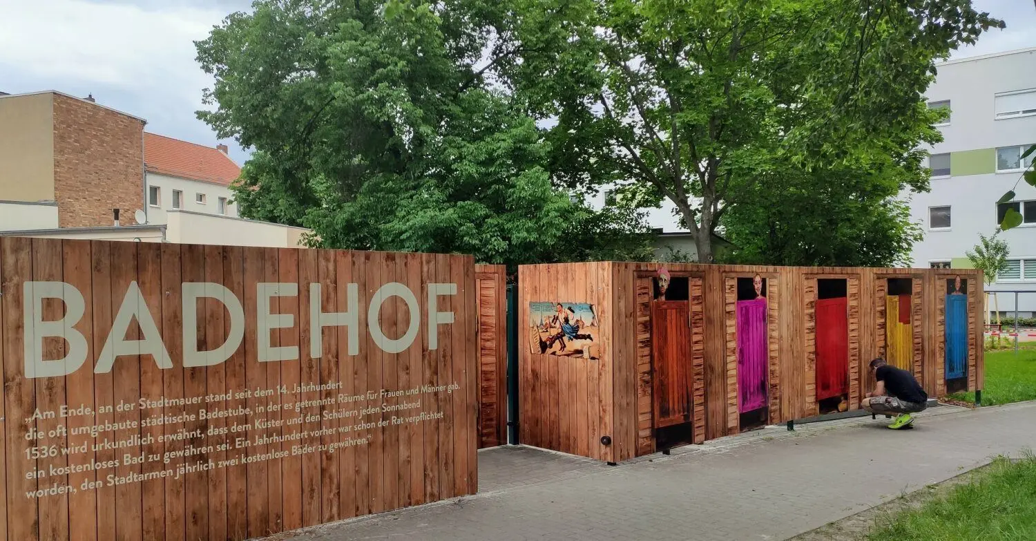 Die Wohnquartiergestaltung in Calau nimmt weitere Formen an: Nach dem Gassenhof mit Witz wurde nun der Badehof fertiggestellt. Der Geschichte nach soll sich am Ende der Töpferstraße eine Badestube befunden haben.