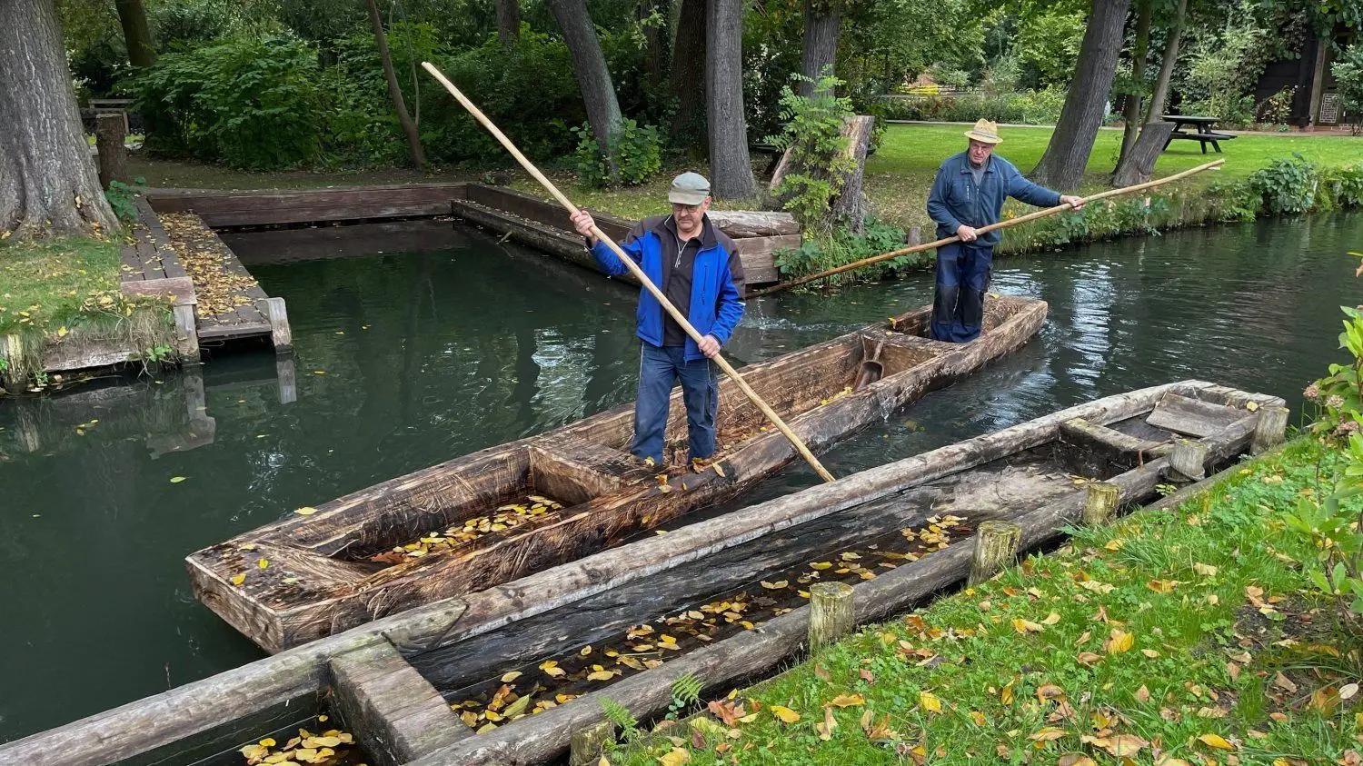 Touristenattraktion im Lehder Hechtgraben: der neue Einbaum. Wolfgang Gahl (l.) und Günter Brandt bei einer Testfahrt, im Vordergrund der alte Einbaum.