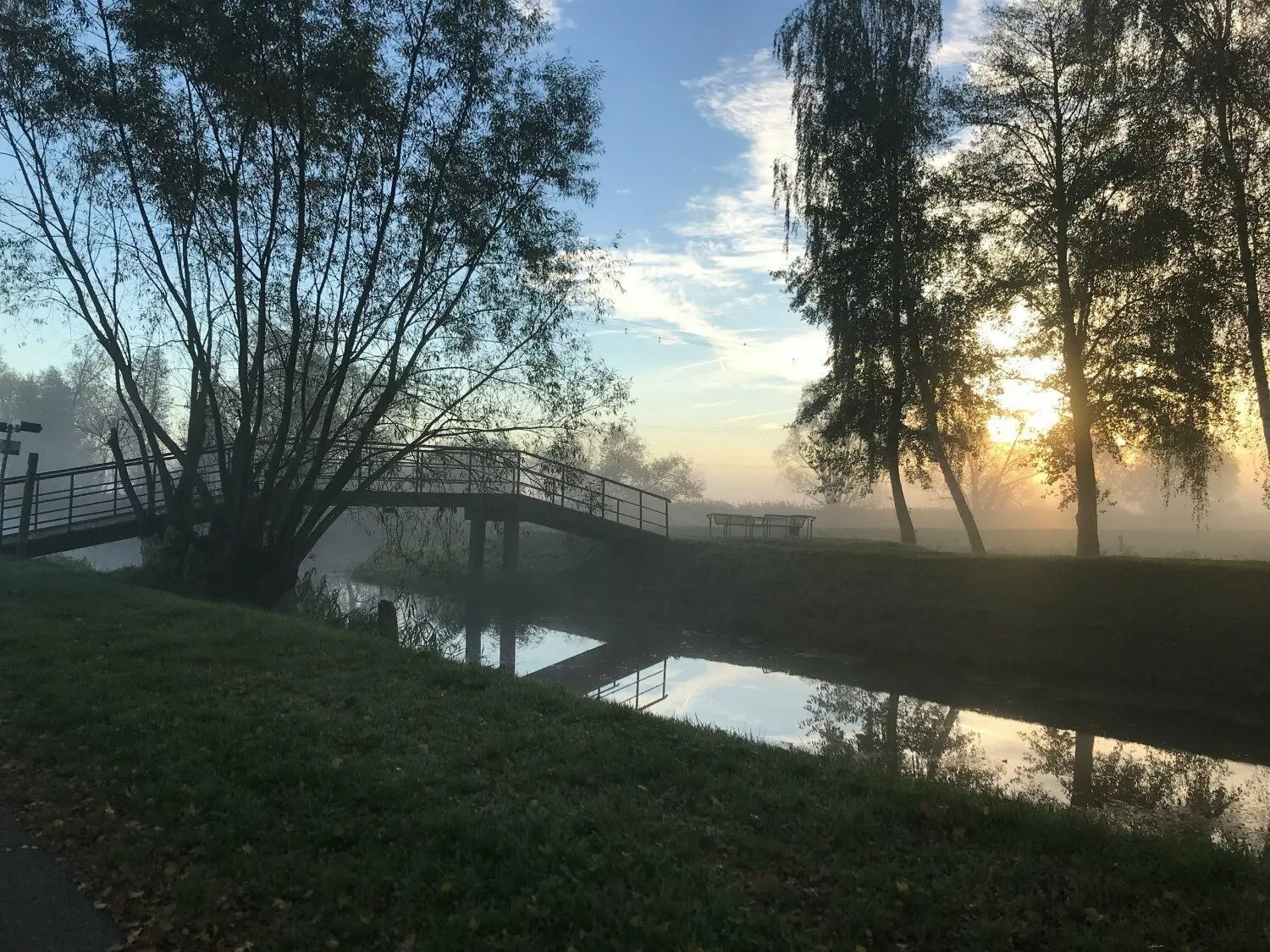 Die Morgensonne schiebt den Nebel im Spreewald zur Seite.