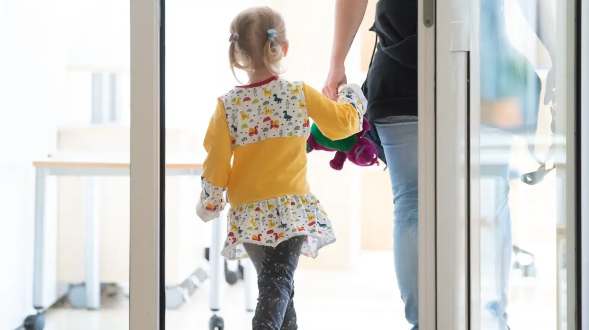 Symbolbild – Krippen- und Kitaplätze können in Weißwasser nunmehr online beantragt werden.
18.05.2020, Sachsen, Dresden: Ein Kind geht mit einer Erzieherin durch einen Kindergarten. Nach wochenlanger Corona-Zwangspause dürfen Kinder nun wieder in die Krippen und Kitas. Foto: Sebastian Kahnert/dpa-Zentralbild/dpa +++ dpa-Bildfunk +++