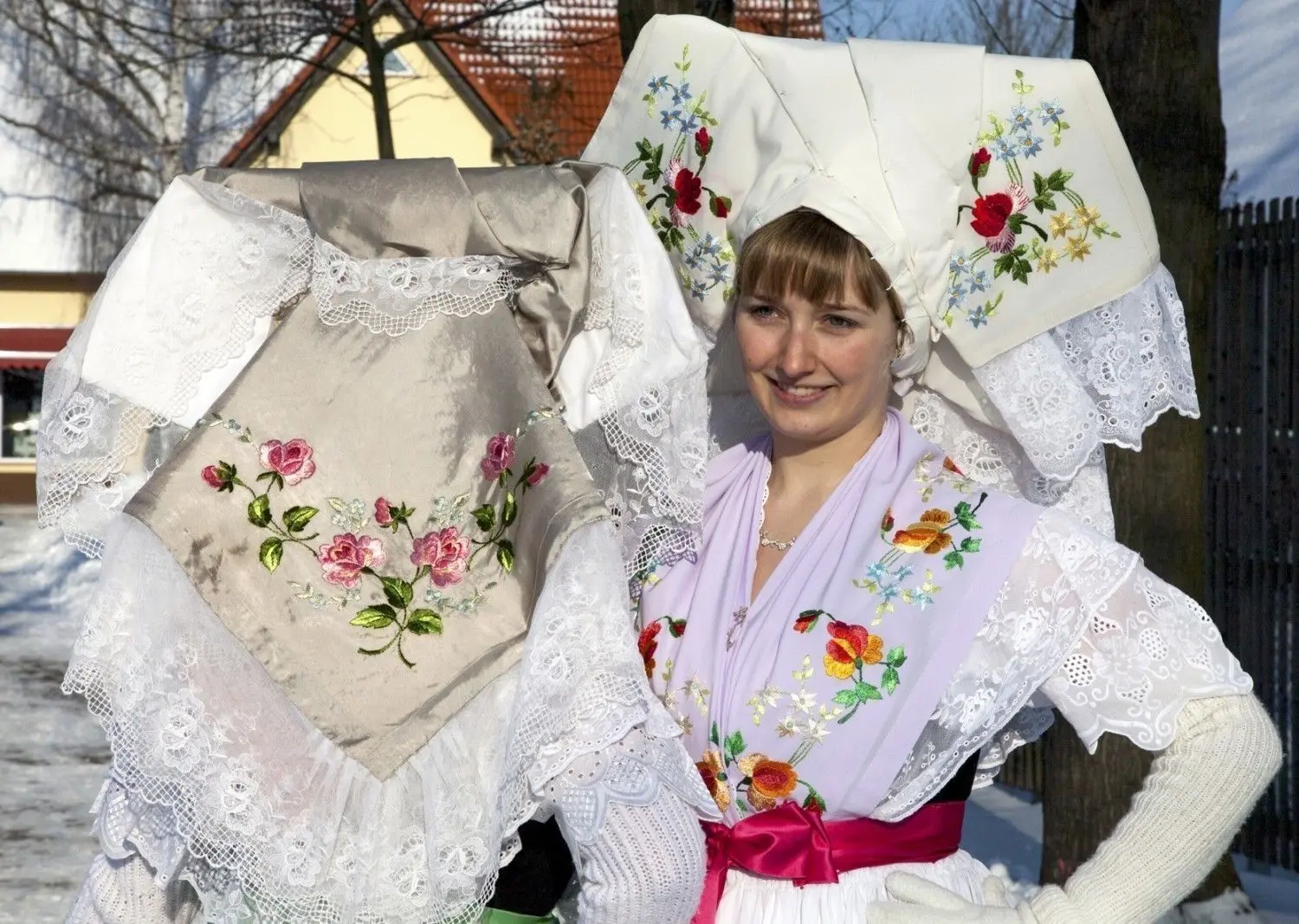 Die prächtigste Haube hat die Burger Tracht.