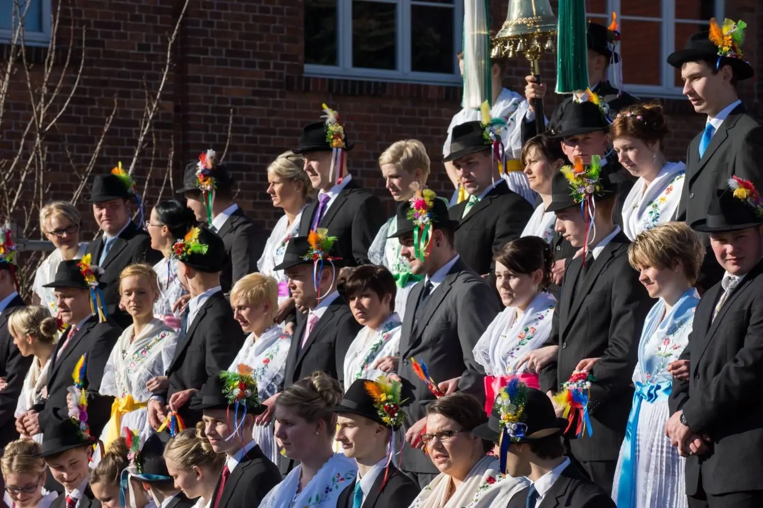 Die jungen und jung gebliebenen Paare in festlicher Tracht.