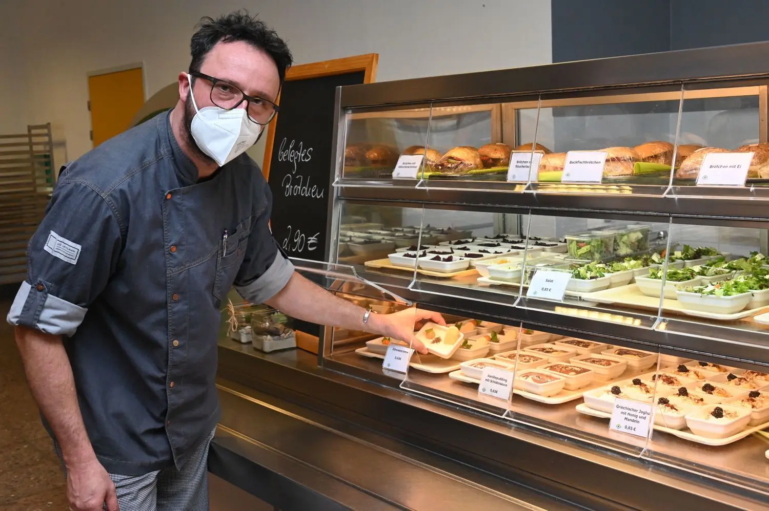 Für Jörg Thiele - hier vor dem Regal mit Nachspeisen - haben die Wünsche seiner Kunden oberste Priorität. In der Kantine der Zukunft sollen sich die Mitarbeiter wohl fühlen, findet er.