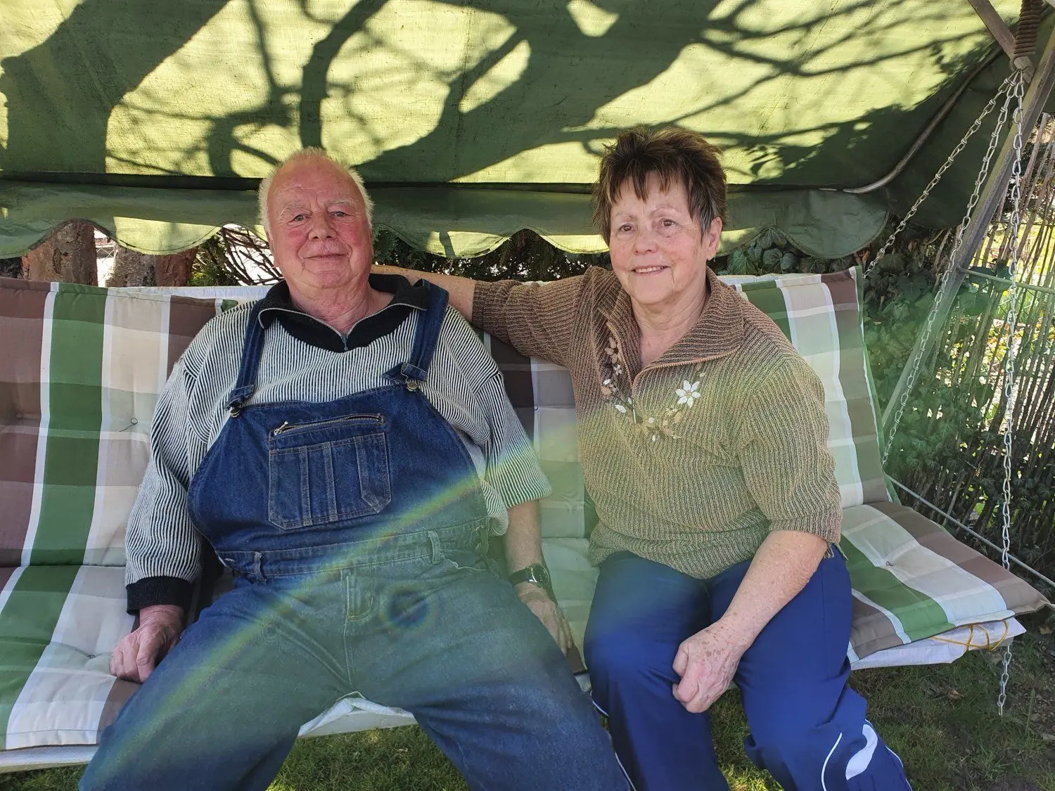 Eine Pause muss auch mal sein! Ute (71) und Volker Raschke (75) aus Hoyerswerda machen es sich auf der Hollywoodschaukel gemütlich.