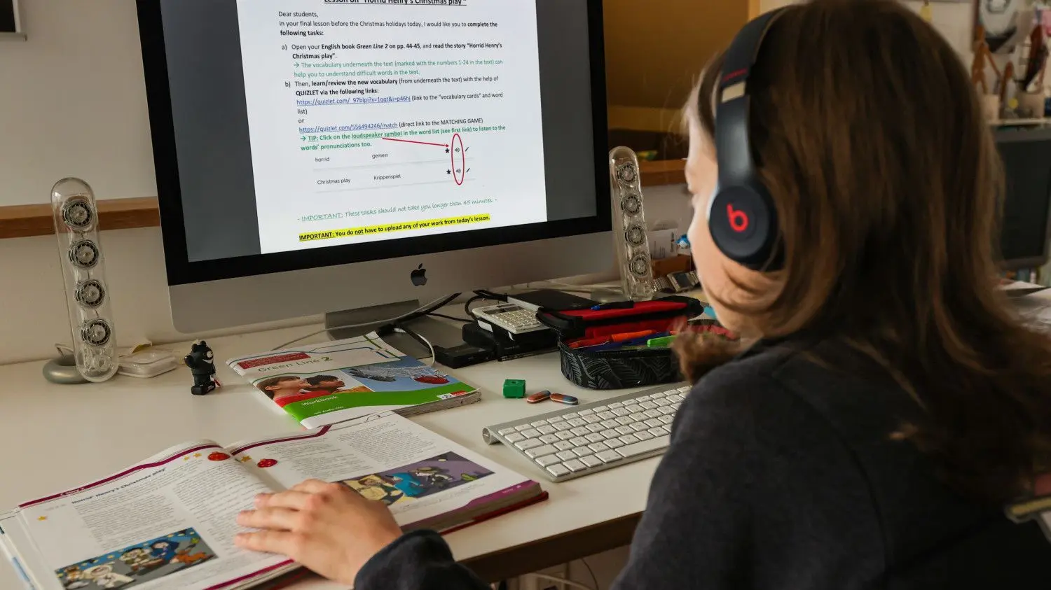 Ein Zwölfjähriger löst am Computer zu Hause seine Schulaufgaben, die ihm seine Lehrer über den Schulserver geschickt haben. Doch nicht alle Schüler verfügen über die nötige Technik. Mit der Aktion „Hey Alter!“ werden ausrangierte Geräte an Betroffene verteilt.
