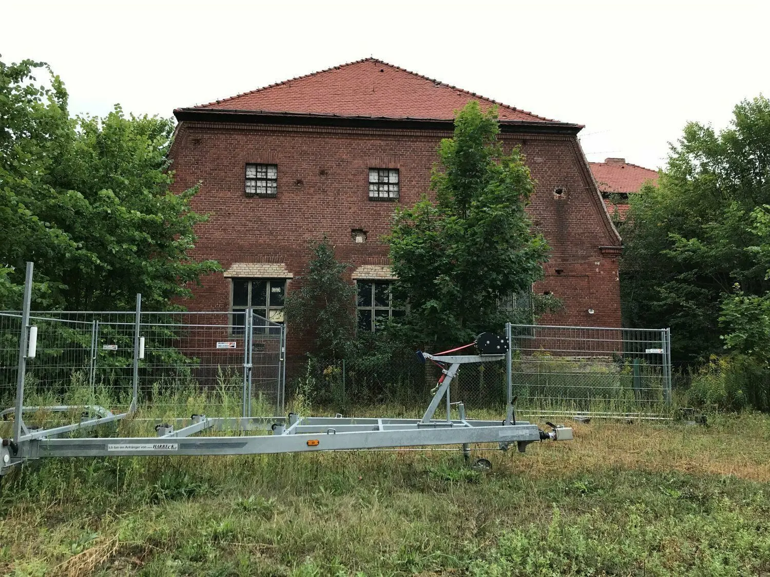 Das in Groß Leuthen 1945 gekämpft und geschossen wurde, beweisen die Einschusslöcher in der Fassade der Stanze.