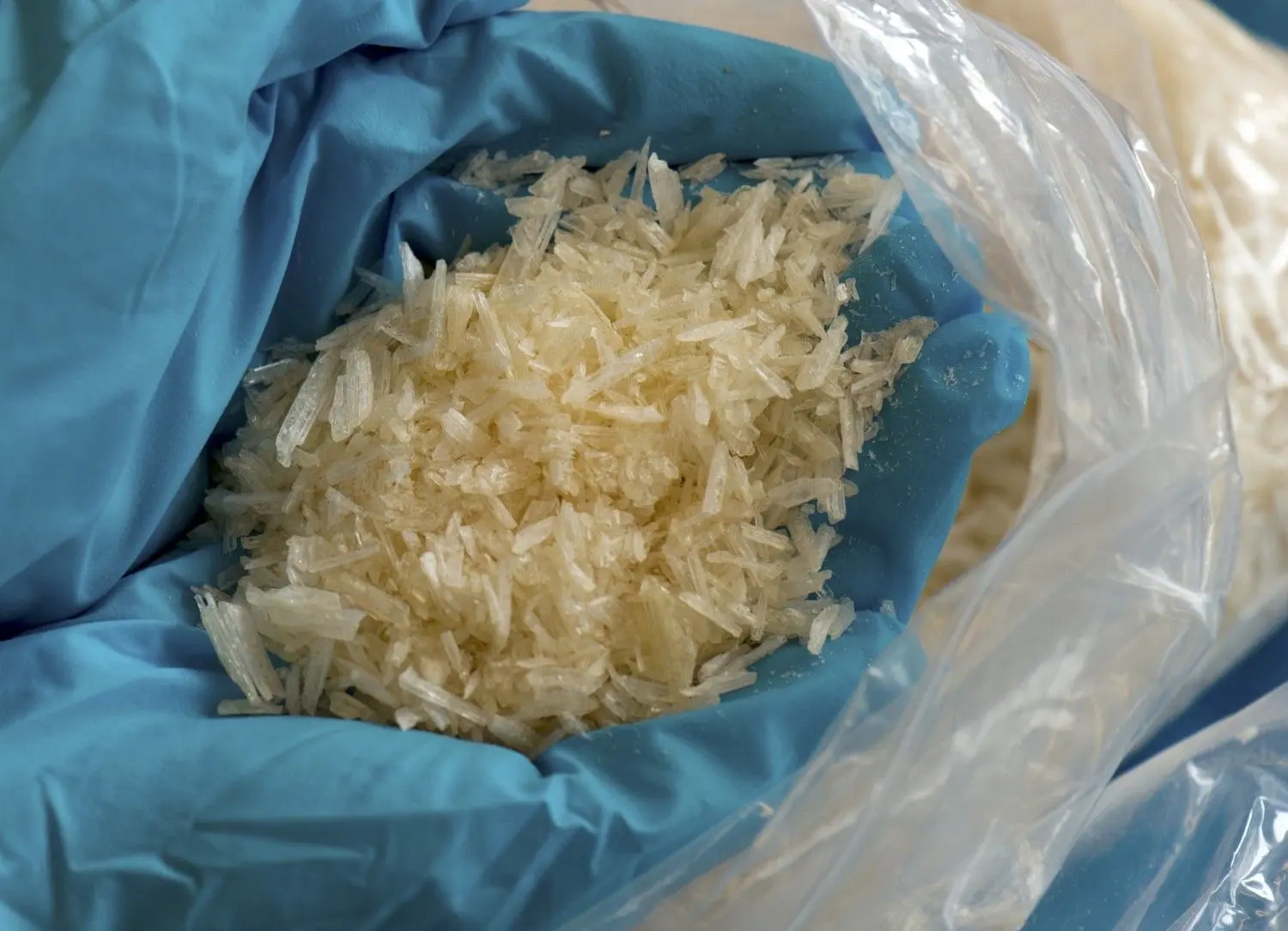 Der Angeklagte ist Konsument der Droge Crystal Meth und soll mit der Beute aus Einbrüchen seinen Konsum finanziert haben.
