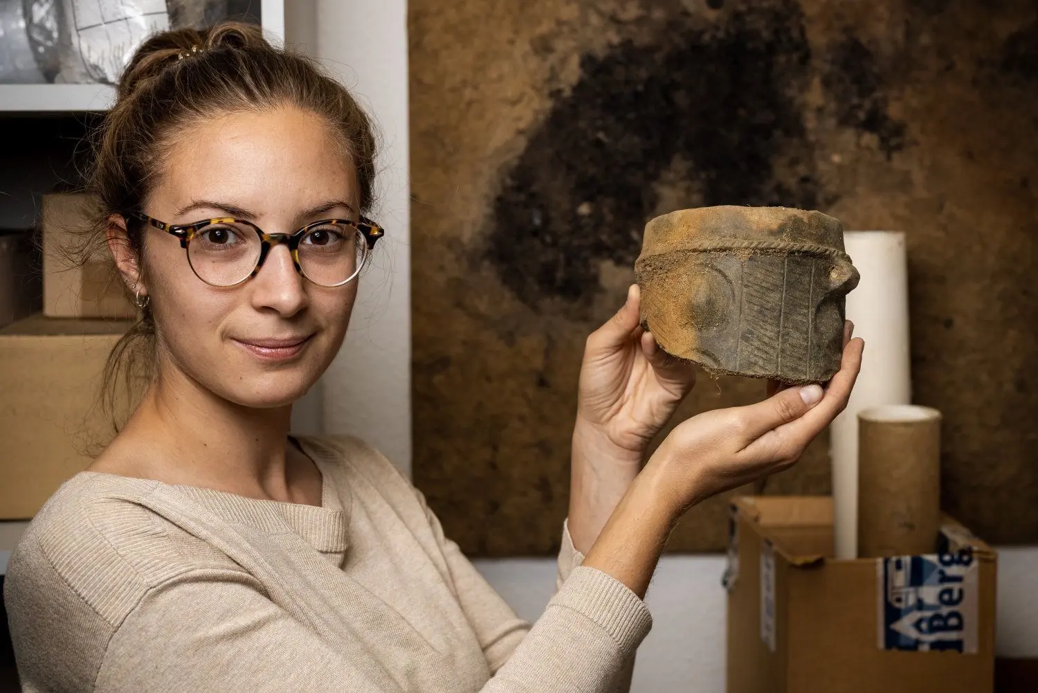 Virginia Trinco zeigt ein Tongefäß. Im Freien Institut für Angewandte Kulturwissenschaften (Fiak) werden Fundstücke, die bei Ausgrabungen in Guben gefunden wurden, bearbeitet und katalogisiert.