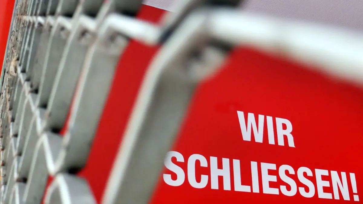 Hilfe in der Coronakrise: Zahlungsunfähige Unternehmen mussten nicht Insolvenz anmelden. Eine Regelung, die jetzt abgelaufen ist. Symbolbild)
ARCHIV - 27.06.2012, Nordrhein-Westfalen, Düsseldorf: ILLUSTRATION - Der Schriftzug "Wir Schliessen" steht hinter einem Rollgitter an einem geschlossenen Geschäft in Düsseldorf. Nach Schätzungen der Wirtschaftsauskunftei Creditreform haben im ersten Halbjahr weniger Unternehmen in Mecklenburg-Vorpommern Insolvenz angemeldet. (zu dpa " Weniger Firmeninsolvenzen in MV im ersten Halbjahr") Foto: picture alliance / dpa +++ dpa-Bildfunk +++ | Verwendung weltweit