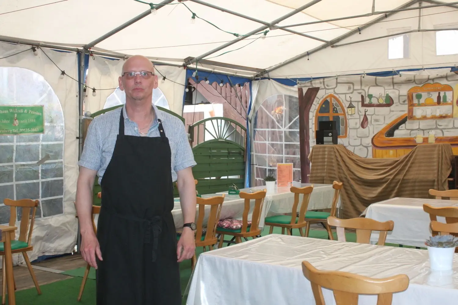 Mike Wilkniß, Chef vom Herzberger „Stammhaus", ist froh, dass die Kunden ihm die Treue halten. Sie nutzen vor allem den Außenbereich im Zelt auf dem Hof.