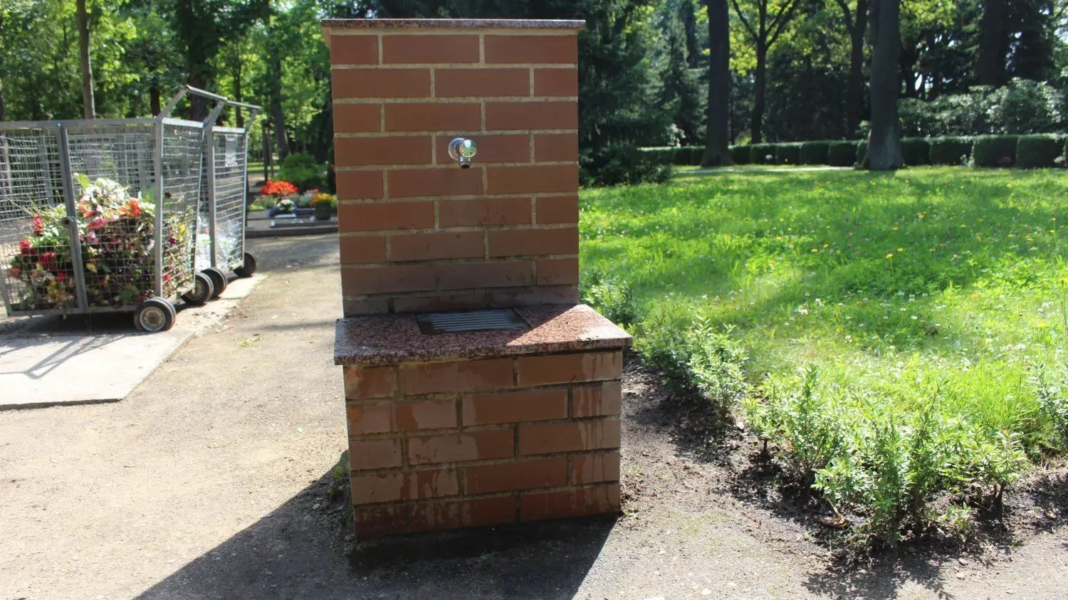 Die bisherigen Wasserspender auf dem Friedhof in Weißwasser sind für die Besucher eher unpraktikabel.