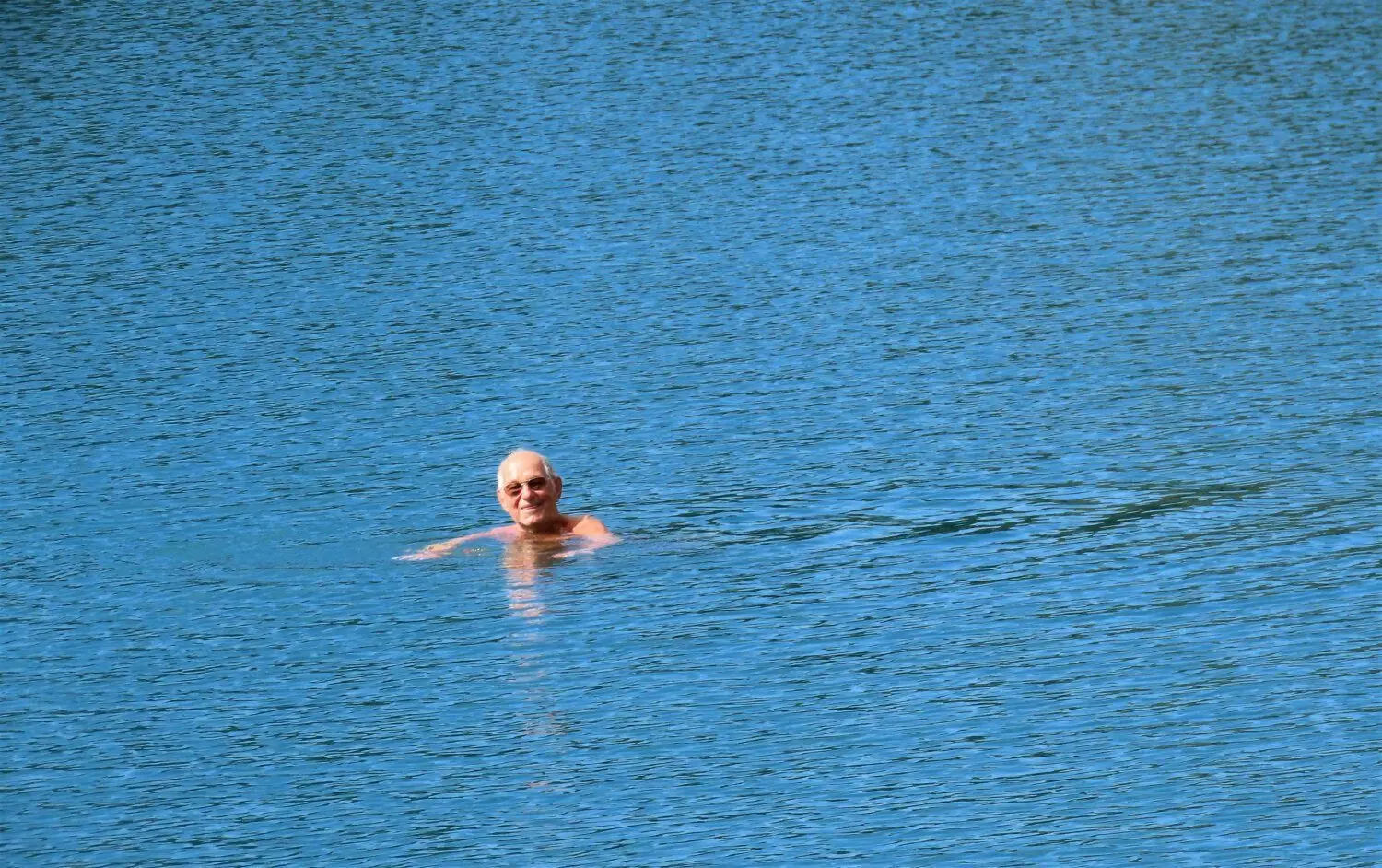 Günter Kraus kommt auch mit den Welsen im Felixsee aus. „Sie knabbern gern mal an den Beinen, aber ernsthaft gebissen wurde ich noch nicht“, sagt er. Sorge macht ihm, dass der See immer kleiner wird. Einst sei er bis zu 17 Meter tief geswesen, heute schätzt Kraus die Tiefe auf 14 bis 15 Meter.