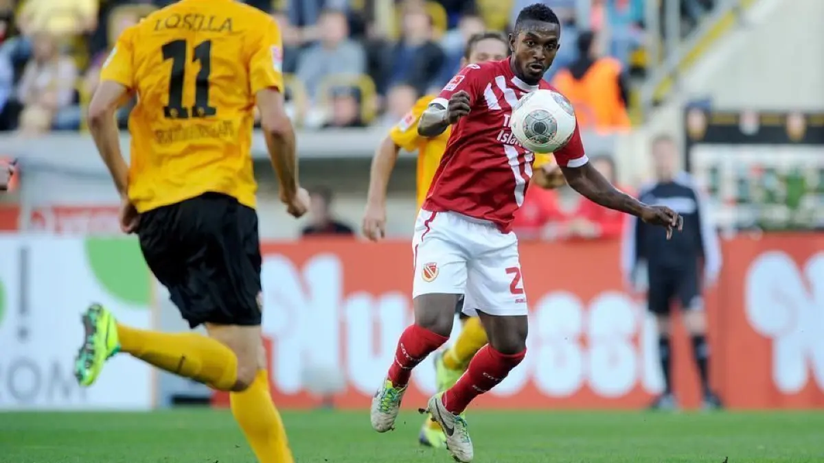 Fussball, 2. Bundesliga, Saison 2013/14, 12. Spieltag, SG Dynamo Dresden - FC Energie Cottbus (27.10.13), Gluecksgas Stadion, Dresden: Charles Takyi (FC Energie Cottbus/r.) spielt den Ball. +++ Achtung Bildredaktionen: Die Verwendung der Bilder fuer die gedruckten Ausgaben der Zeitungen und andere Print-Medien ist ohne Einschraenkungen moeglich. Die DFL erlaubt ausserdem die Publikation und Weiterverwertung von maximal 15 Fotos (keine Sequenzbilder und keine videoaehnlichen Fotostrecken) aus dem Stadion und/oder vom Spiel im Internet und in Online-Medien. Die Publikation oder Verwertung der Fotos (Stand- und Sequenzbilder) aus dem Stadion und/oder vom Spiel ueber Mobilfunk (insbesondere per MMS) und ueber DVB-H/SH und DMB ist erst 2 Stunden nach Abpfiff des jeweiligen Spiels erlaubt!
Fussball, 2. Bundesliga, Saison 2013/14, 12. Spieltag, SG Dynamo Dresden - FC Energie Cottbus (27.10.13), Gluecksgas Stadion, Dresden: Charles Takyi (FC Energie Cottbus/r.) spielt den Ball.
+++ Achtung Bildredaktionen: Die Verwendung der Bilder fuer die gedruckten Ausgaben der Zeitungen und andere Print-Medien ist ohne Einschraenkungen moeglich. Die DFL erlaubt ausserdem die Publikation und Weiterverwertung von maximal 15 Fotos (keine Sequenzbilder und keine videoaehnlichen Fotostrecken) aus dem Stadion und/oder vom Spiel im Internet und in Online-Medien. Die Publikation oder Verwertung der Fotos (Stand- und Sequenzbilder) aus dem Stadion und/oder vom Spiel ueber Mobilfunk (insbesondere per MMS) und ueber DVB-H/SH und DMB ist erst 2 Stunden nach Abpfiff des jeweiligen Spiels erlaubt!
