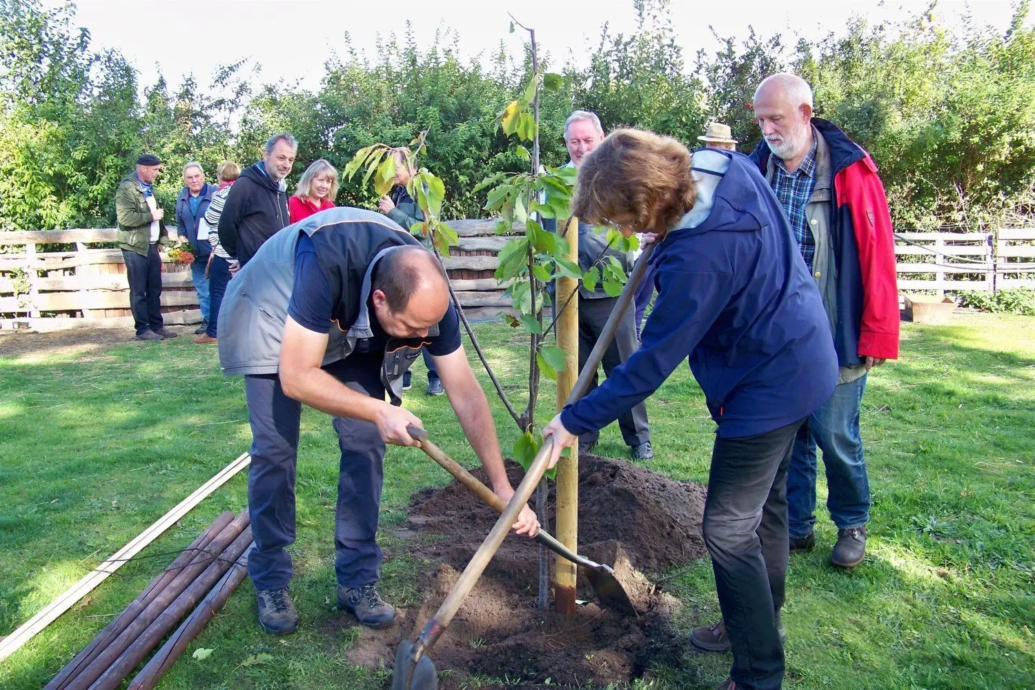 Lübbens Bürgermeister Lars Kolan und LDS-Dezernentin Heike Zettwitz beteiligten sich am Einheitsbuddeln.