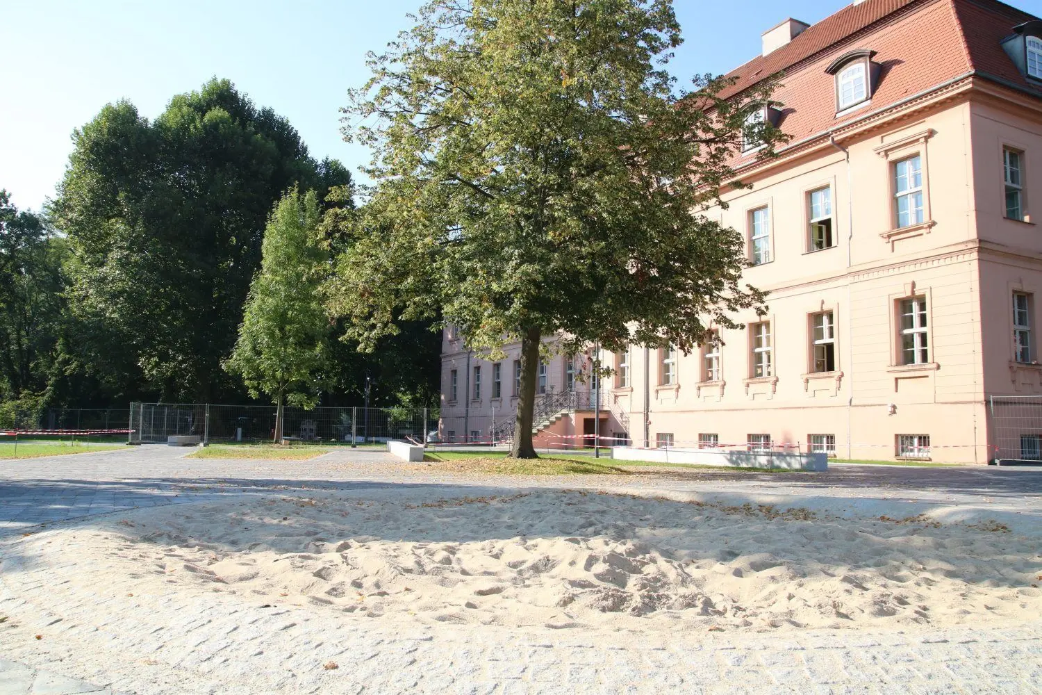 Der Sandkasten kam auf Wunsch der Grundschüler auf den Hof. Er wird sehr gut genutzt.