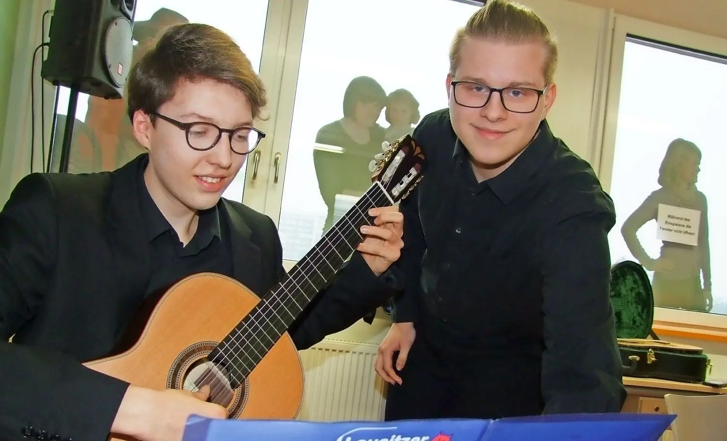 Na mal schauen, ob der Kollege auch das richtige Notenblatt erwischt hat, hier schaut Fabian Karl Schulze (r.) Mitspieler Karl Kaufmann über die Schulter. Der 17-jährige Fabian Karl Schulze aus Hoyerswerda hat schon einige Male bei „Jugend musiziert“ mitgemacht. ⇥