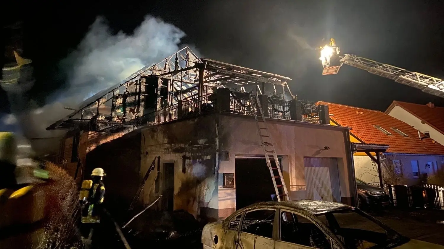 Zu einem Gebäudebrand kam es in der Neujahrsnacht gegen 1.25 Uhr in Kolkwitz-Limberg, in der Straße am Feldrain.