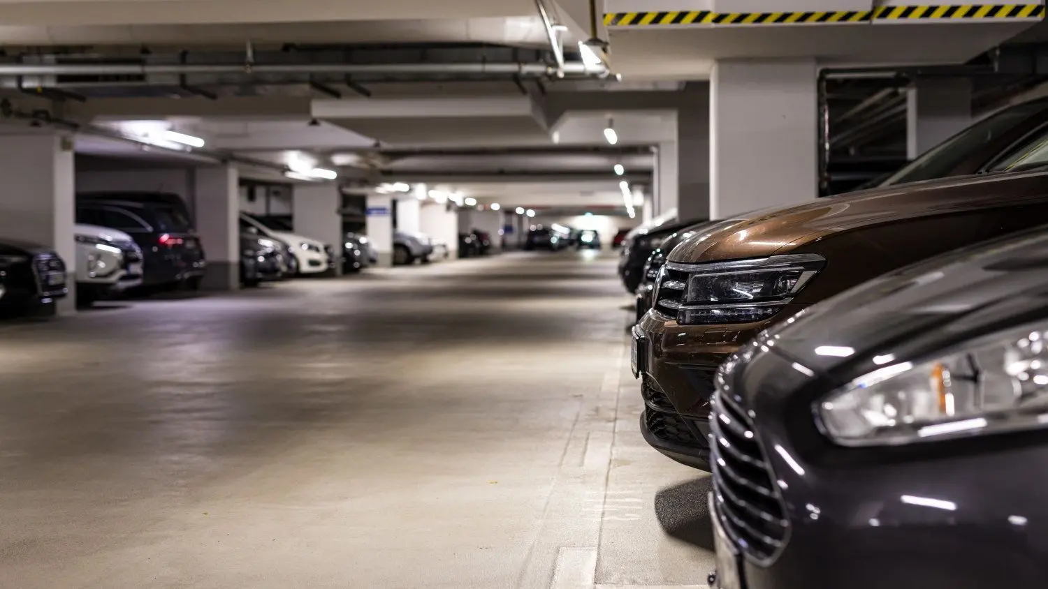 Autos stehen im Parkhaus der Spreegalerie. Das Parkhaus soll demnächst saniert werden. Das zweite Untergeschoss wird für das Parken gesperrt.